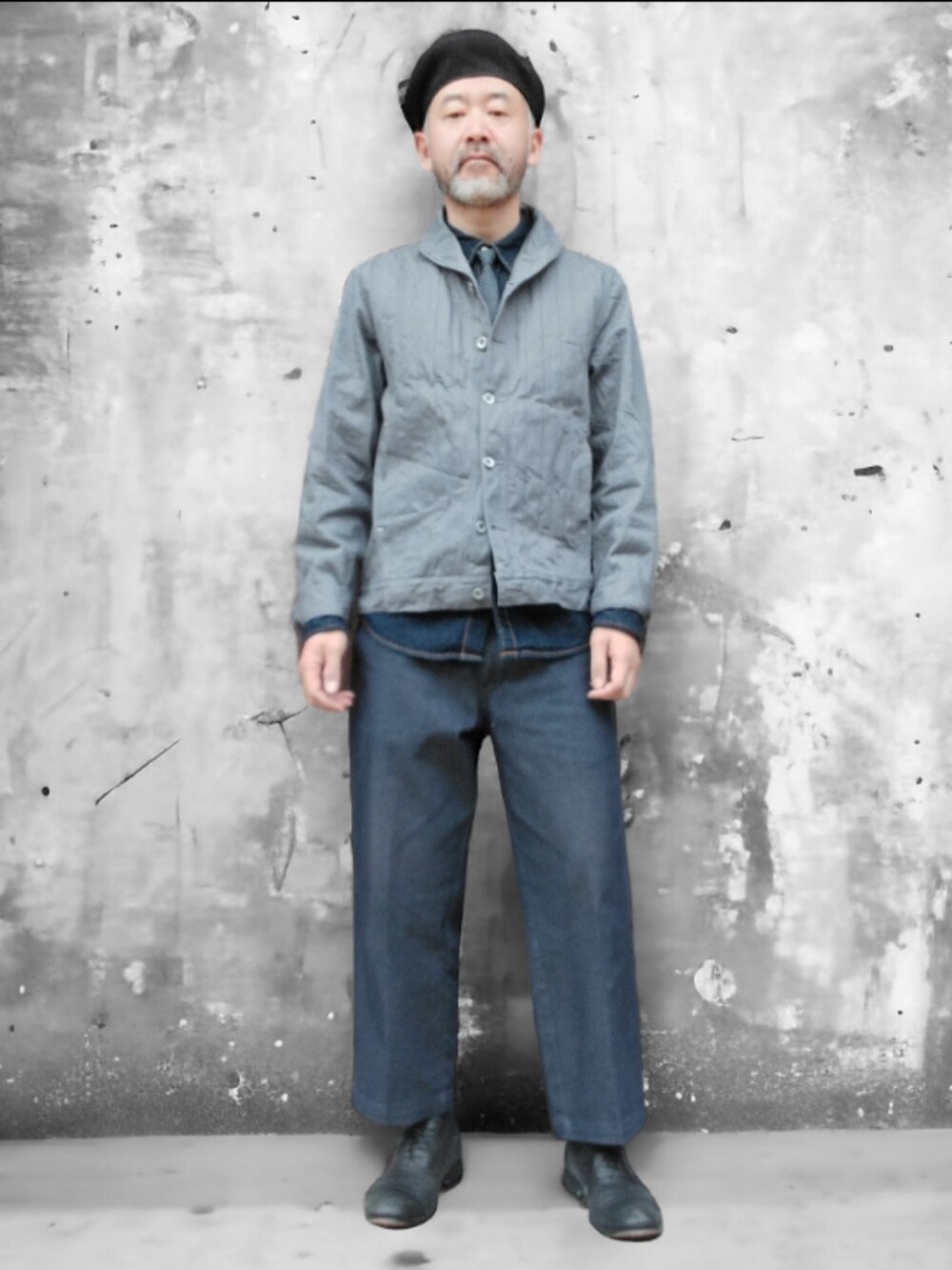 ブルー系のその他パンツ、グレー系のジャケット/アウター、ブルー系のシャツ/ブラウスを着用したメンズの冬コーディネートの2枚目の写真