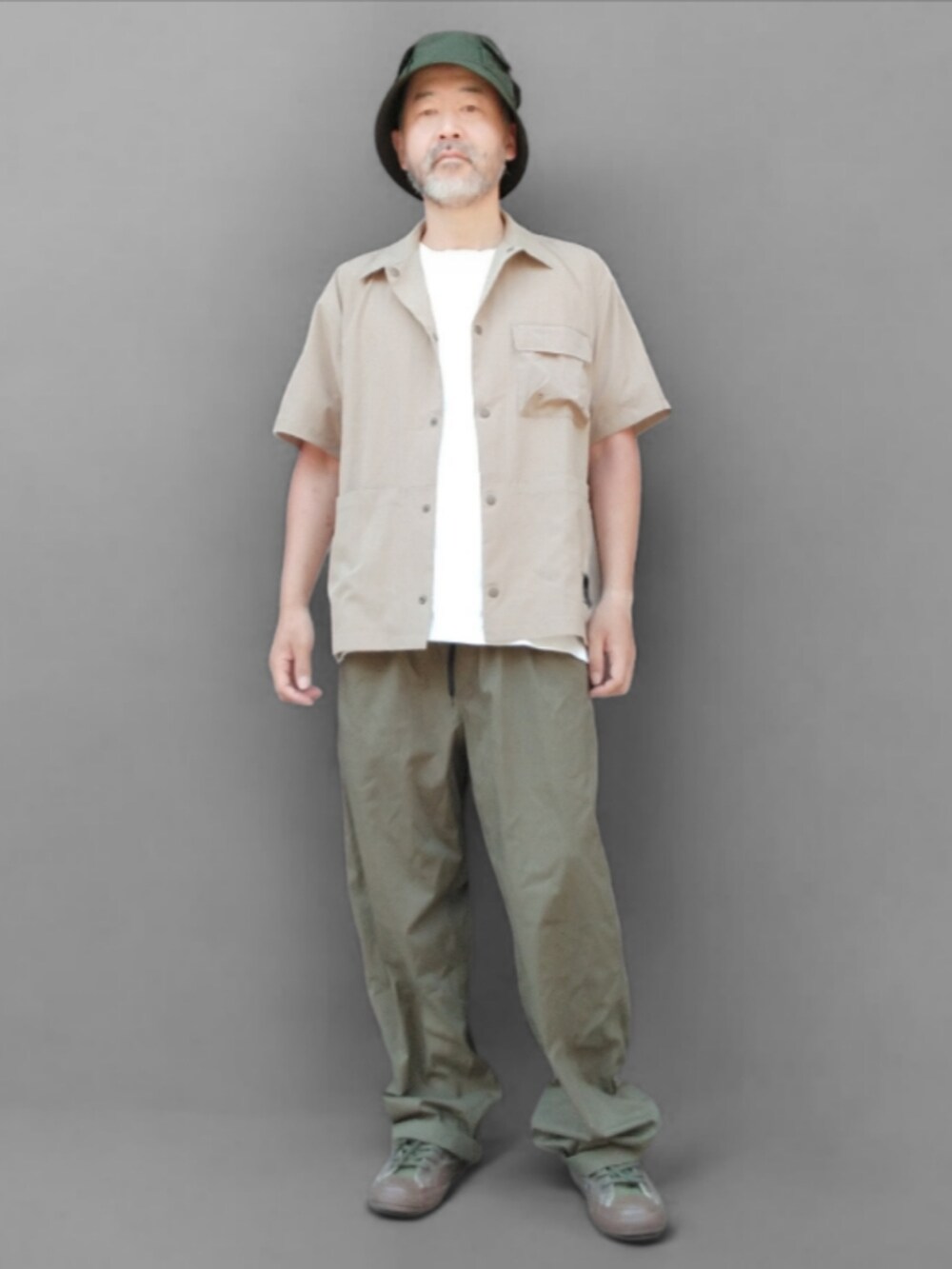 ベージュ系のシャツ/ブラウス、グレー系のTシャツ/カットソー、グリーン系のスニーカーを着用したメンズの夏コーディネートの2枚目の写真