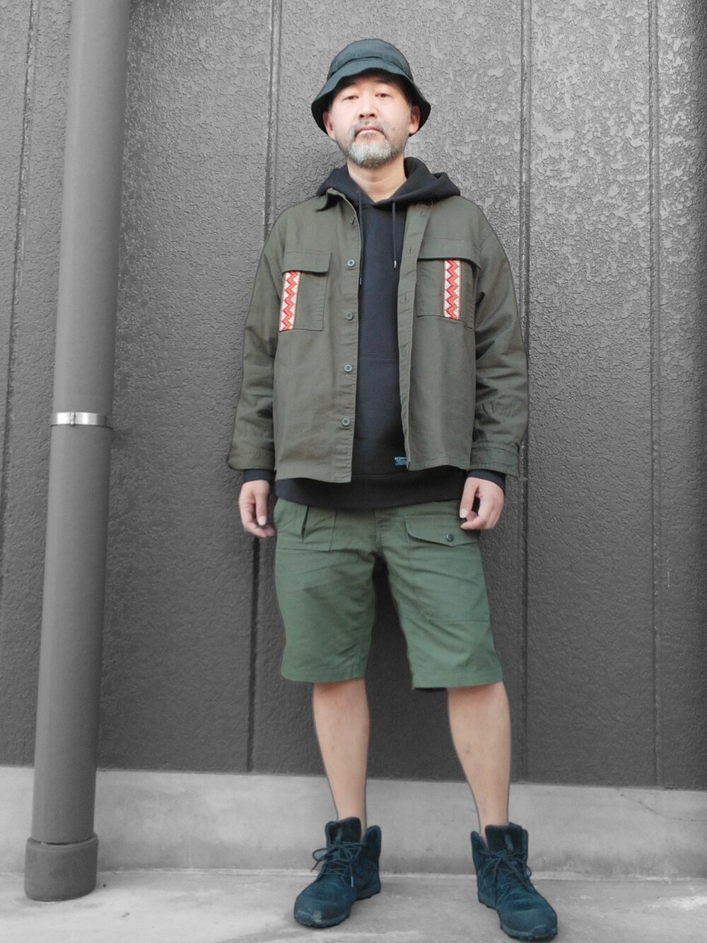 グリーン系のシャツ/ブラウス、ブラック系のパーカー、グリーン系のその他パンツを着用したメンズの秋コーディネートの2枚目の写真