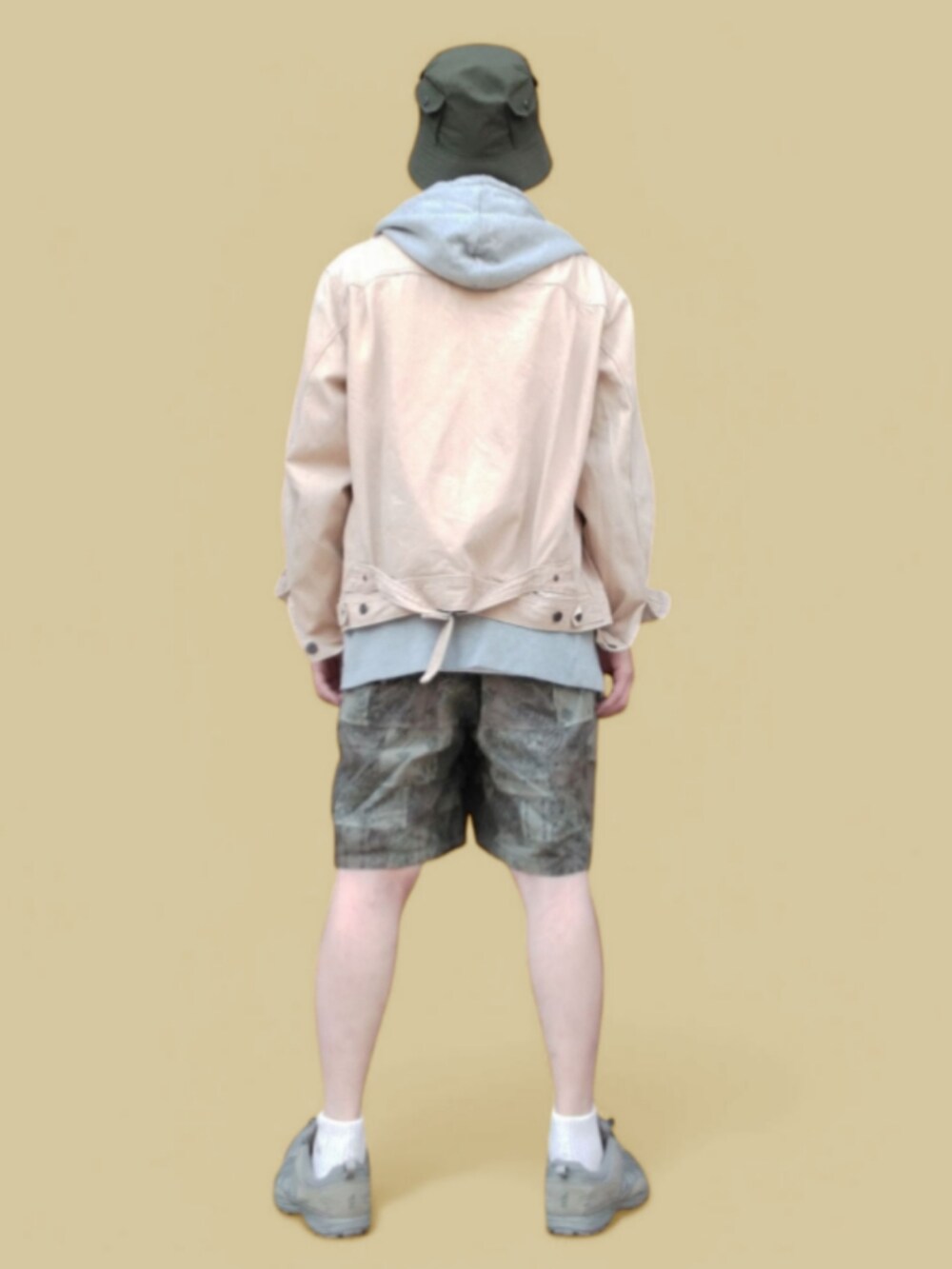 グリーン系のスニーカー、グレー系のその他パンツ、ベージュ系のデニムジャケットを着用したメンズの春コーディネートの5枚目の写真
