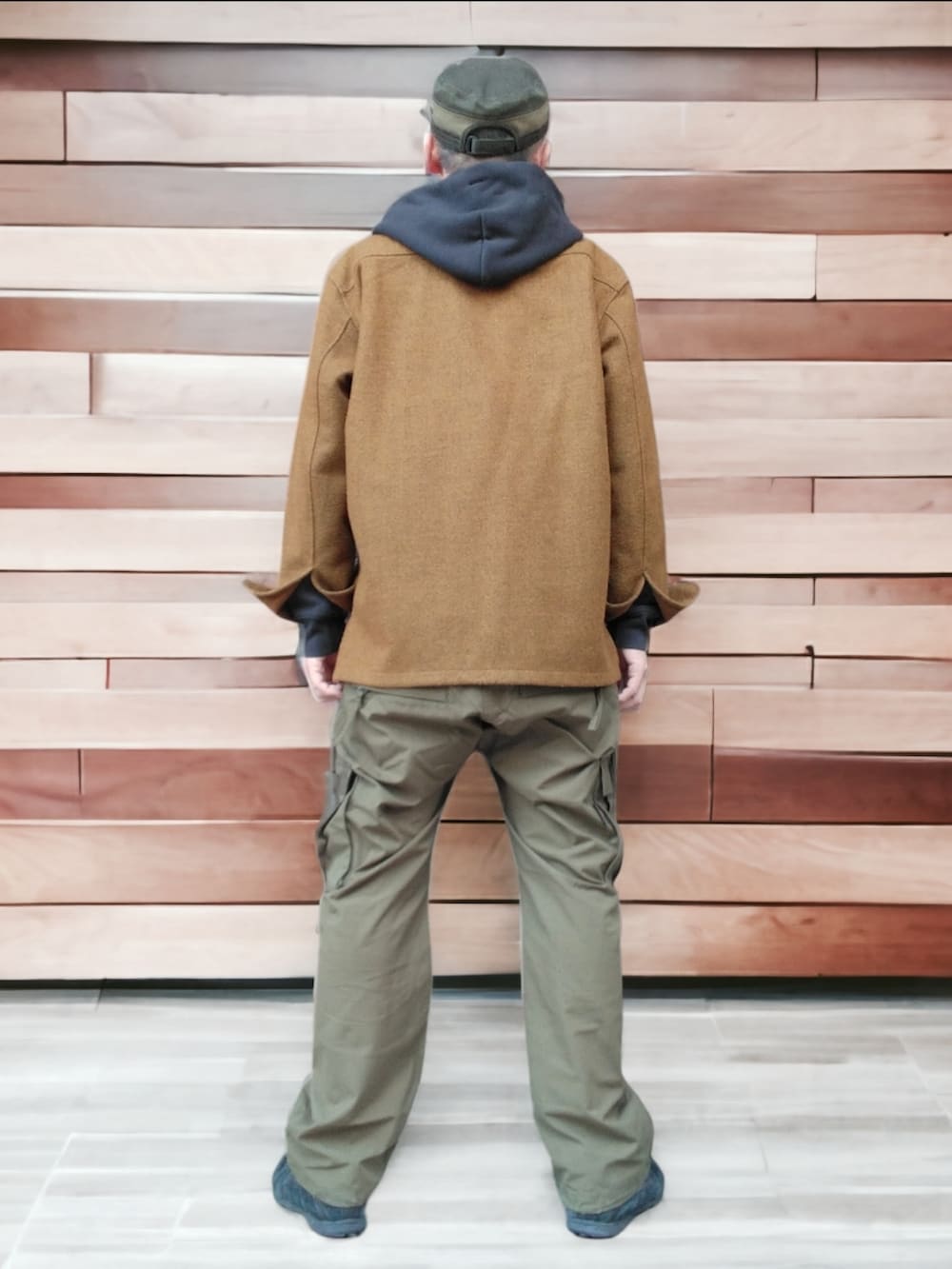 イエロー系のシャツ/ブラウス、グリーン系のサロペット/オーバーオール、ブラック系のスニーカーを着用したメンズの秋コーディネートの5枚目の写真