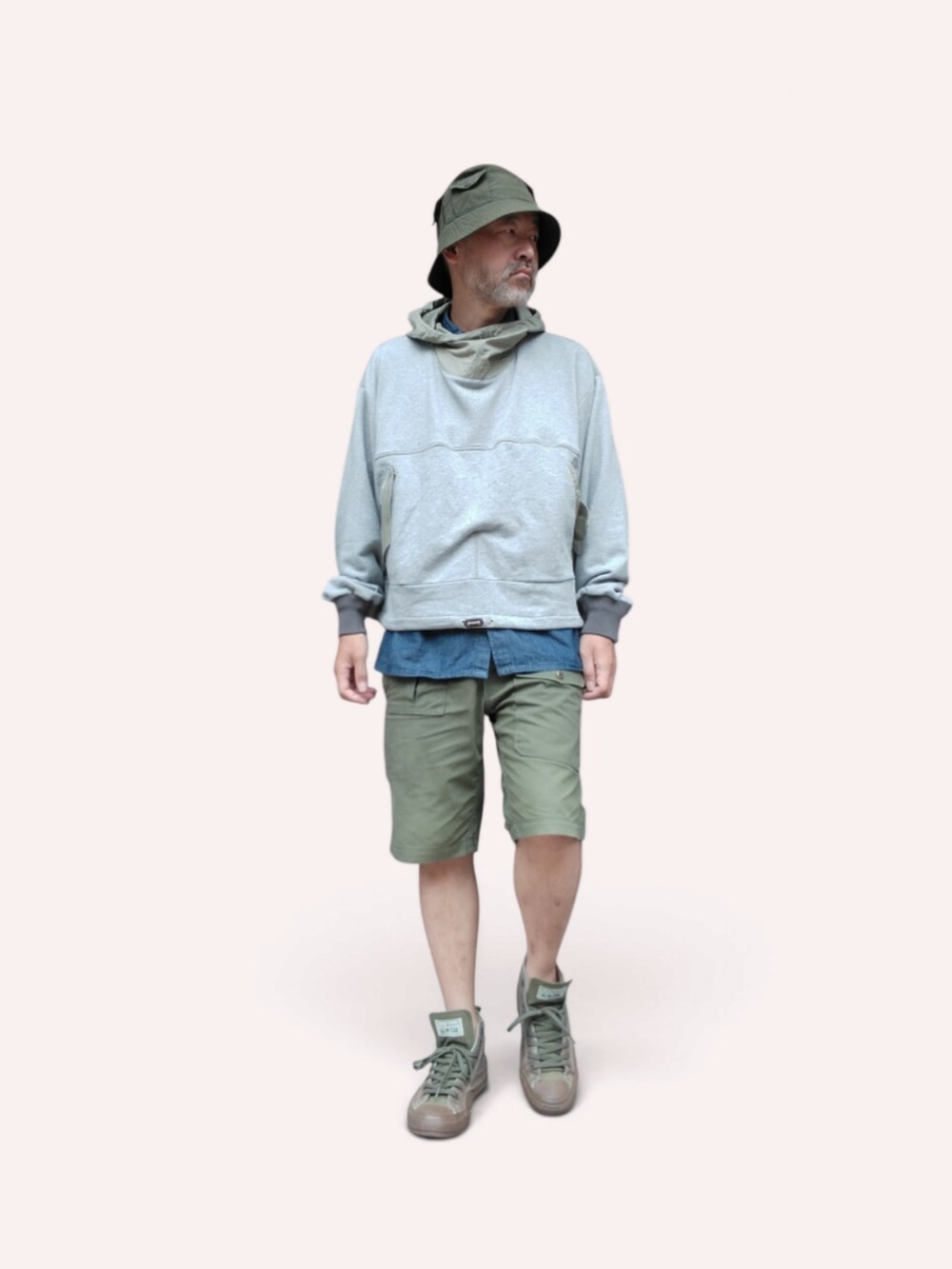 グリーン系のその他パンツ、グリーン系のスニーカー、グレー系のパーカーを着用したメンズの秋コーディネートの3枚目の写真