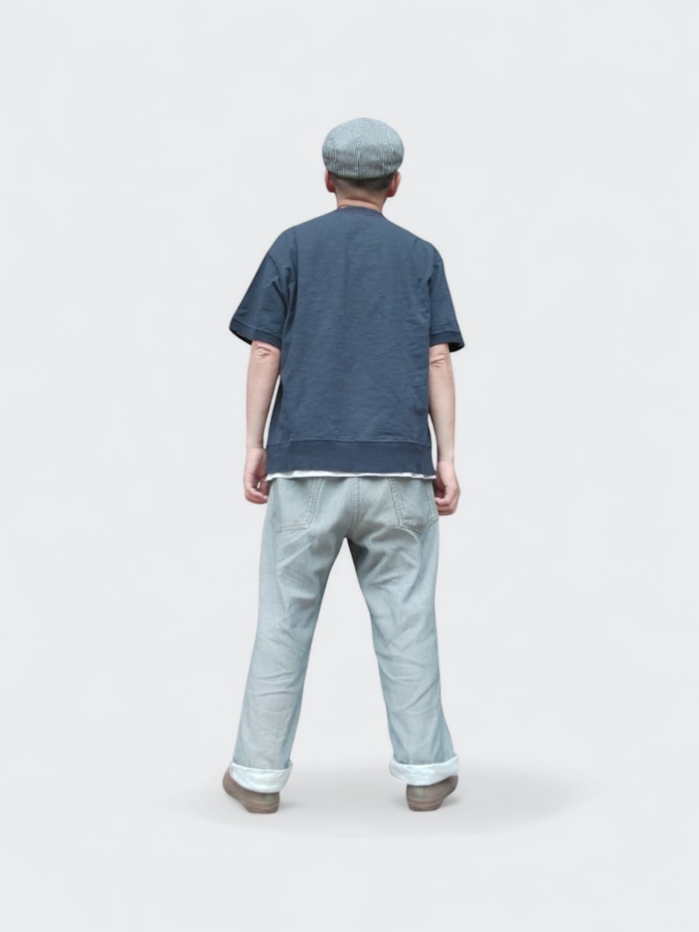 ブルー系のTシャツ/カットソー、グレー系のパンツ、グリーン系のスニーカーを着用したメンズの春コーディネートの5枚目の写真