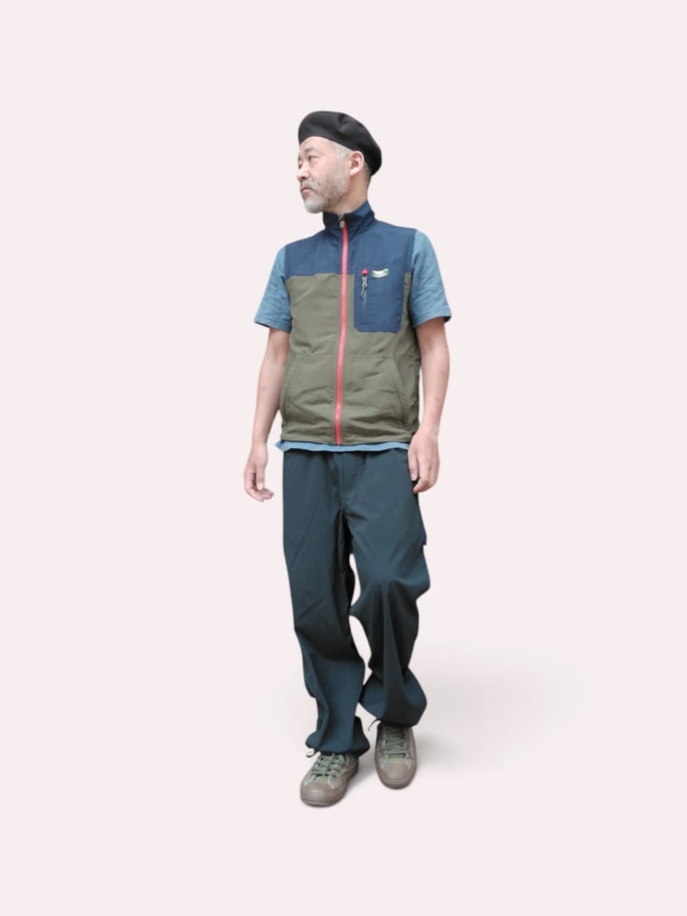 ブルー系のパンツ、グリーン系のスニーカー、ブルー系のTシャツ/カットソーを着用したメンズの夏コーディネートの3枚目の写真