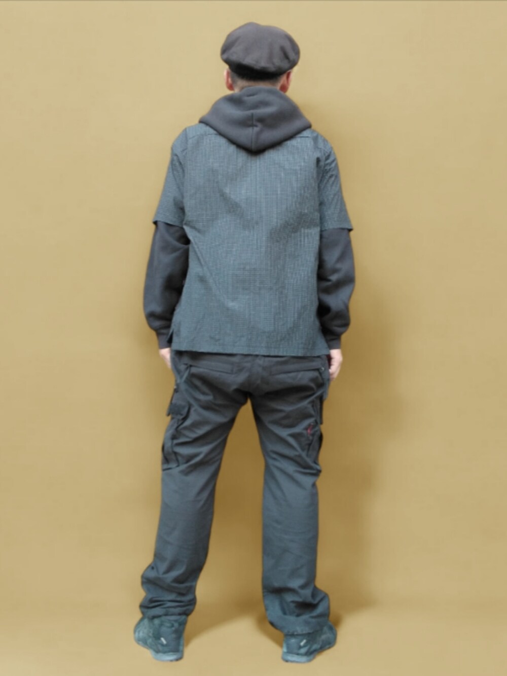 ブラック系のスニーカー、ブラック系のシャツ/ブラウス、ブラック系のパーカーを着用したメンズの秋コーディネートの5枚目の写真