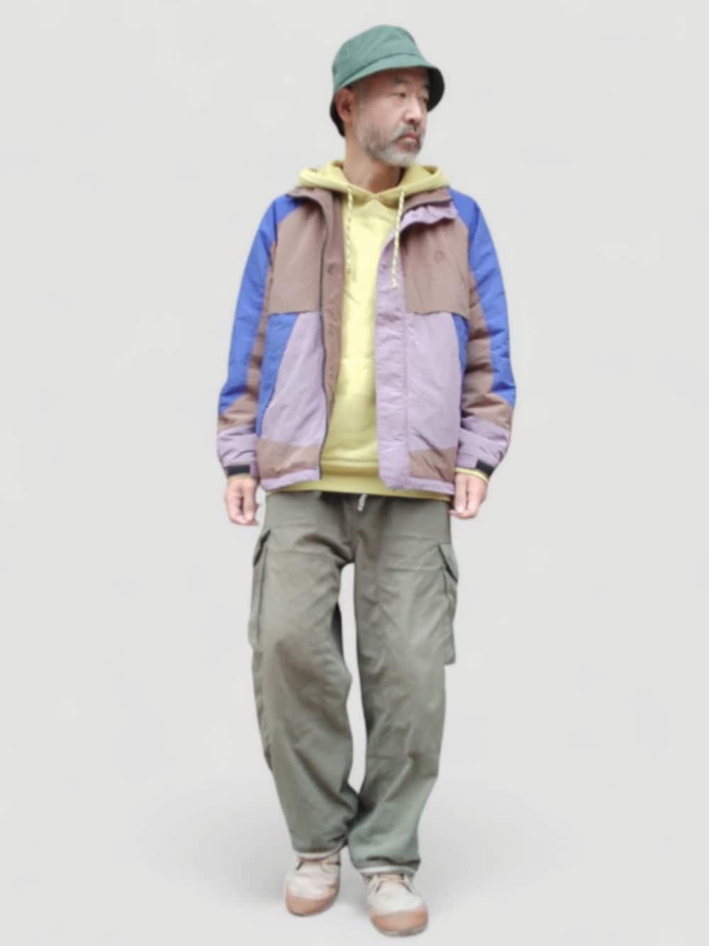 グリーン系のカーゴパンツ、ベージュ系のスニーカー、ピンク系のジャケット/アウターを着用したメンズの秋コーディネートの2枚目の写真