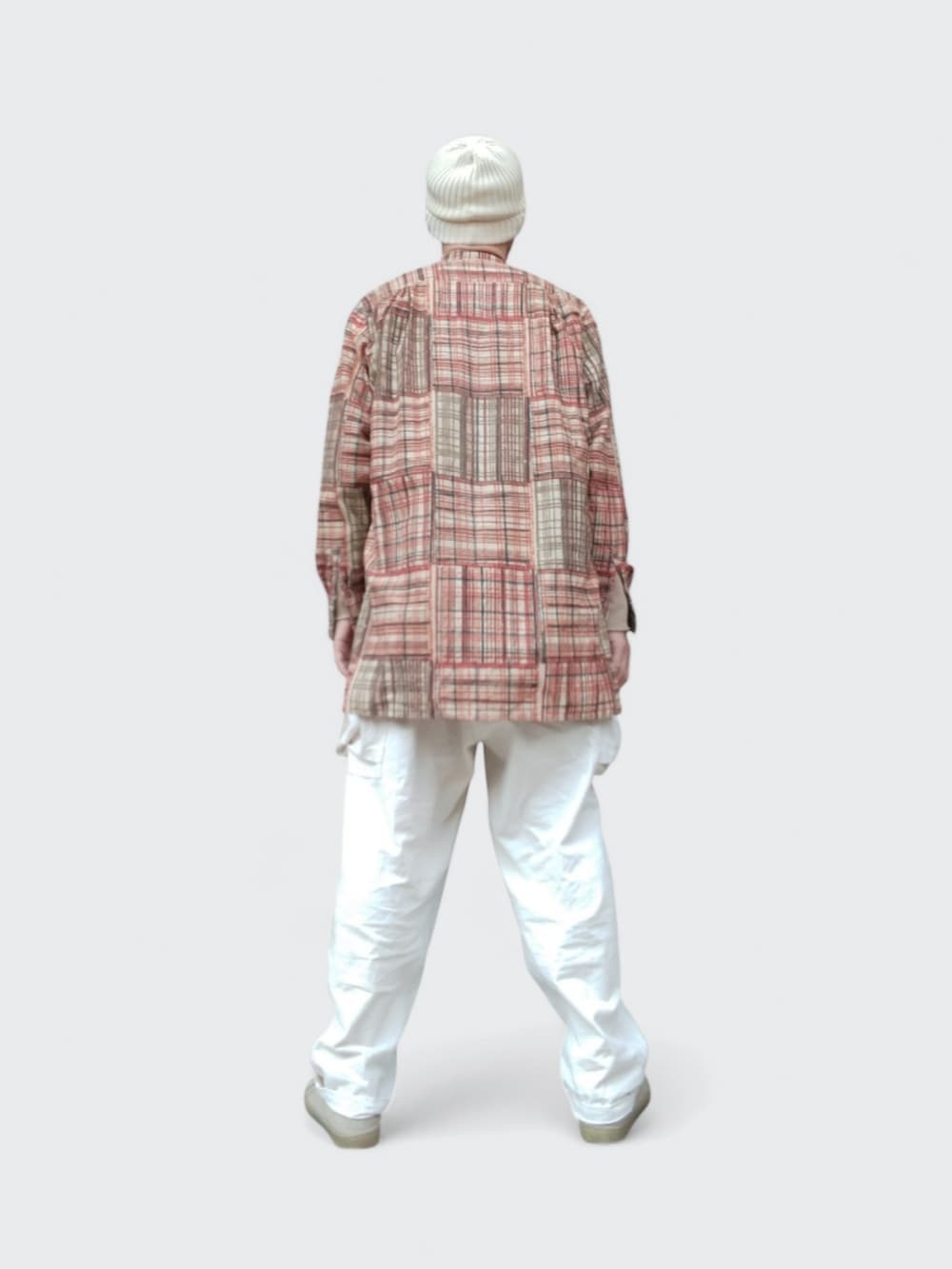 ホワイト系のカーゴパンツ、ベージュ系のスニーカー、その他のシャツ/ブラウスを着用したメンズの春コーディネートの5枚目の写真