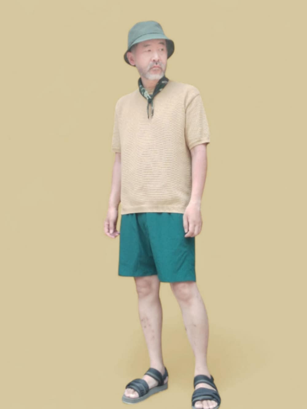 ブラック系のサンダル、イエロー系のTシャツ/カットソー、グリーン系のパンツを着用したメンズの夏コーディネートの4枚目の写真