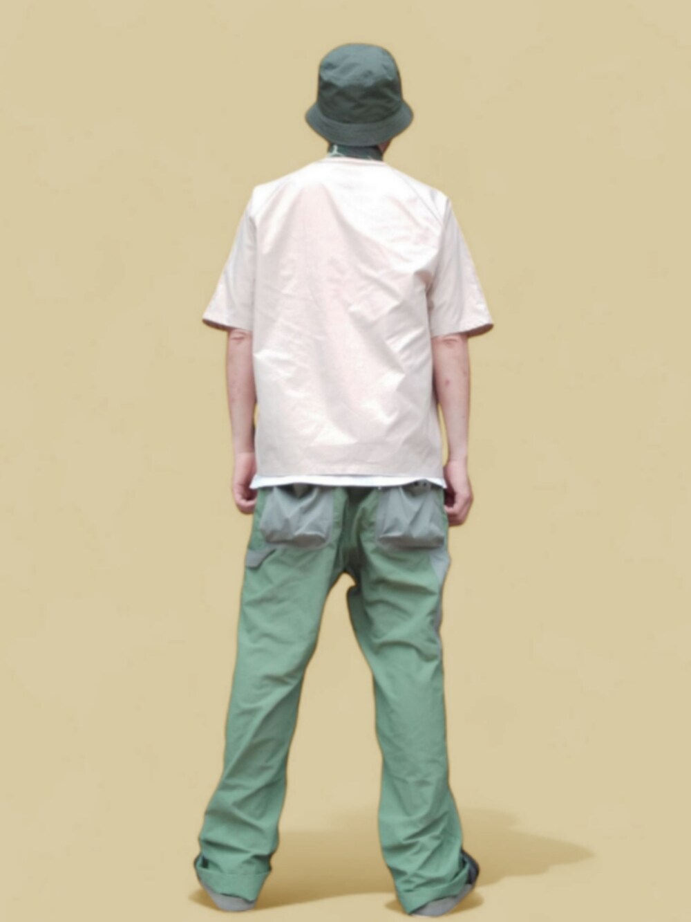 グリーン系のパンツ、グリーン系のサンダル、ベージュ系のその他トップスを着用したメンズの夏コーディネートの5枚目の写真