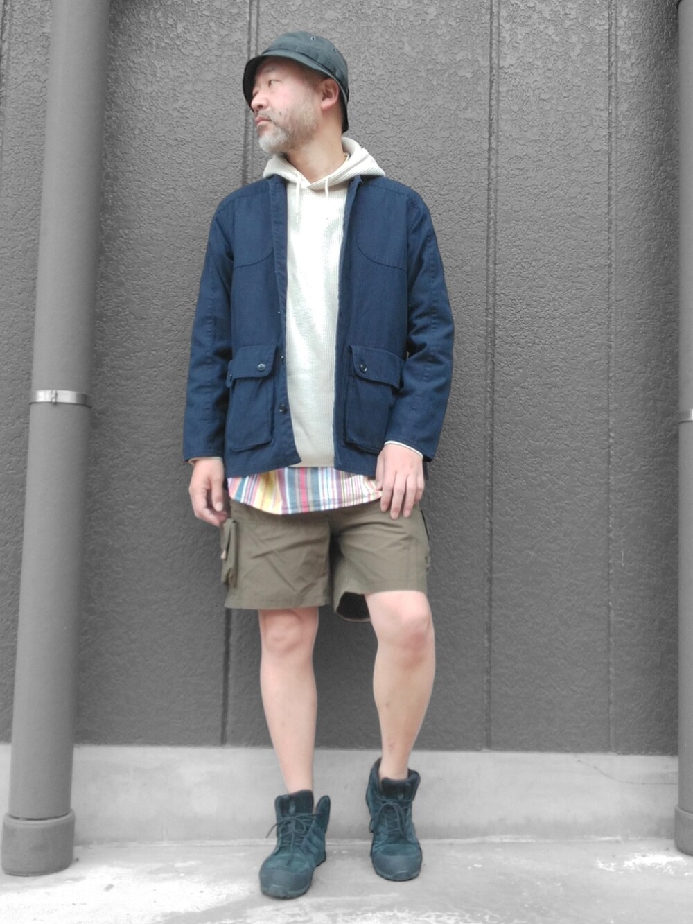 ブルー系のジャケット/アウター、ベージュ系のパーカー、グリーン系のパンツを着用したメンズの春コーディネートの3枚目の写真