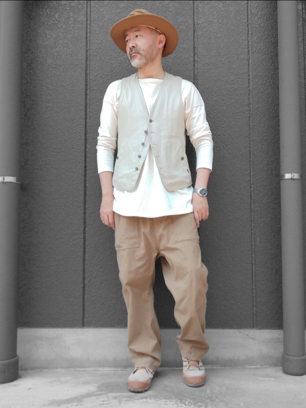 ベージュ系のパンツ、ベージュ系のスニーカー、ホワイト系のTシャツ/カットソーを着用したメンズの夏コーディネートの2枚目の写真