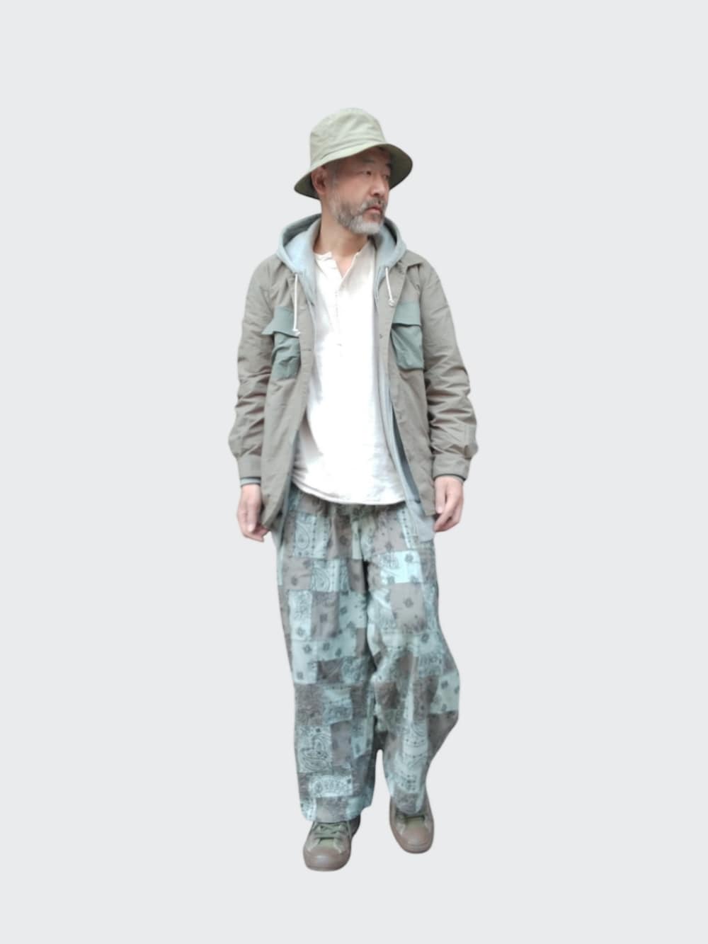 ブルー系のその他パンツ、グリーン系のシャツ/ブラウス、グリーン系のハットを着用したメンズの春コーディネートの3枚目の写真