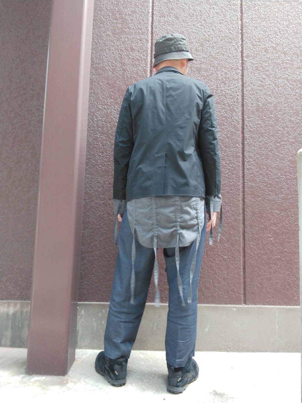 ブラック系のスニーカー、ブルー系のその他パンツ、グレー系のシャツ/ブラウスを着用したメンズの春コーディネートの3枚目の写真