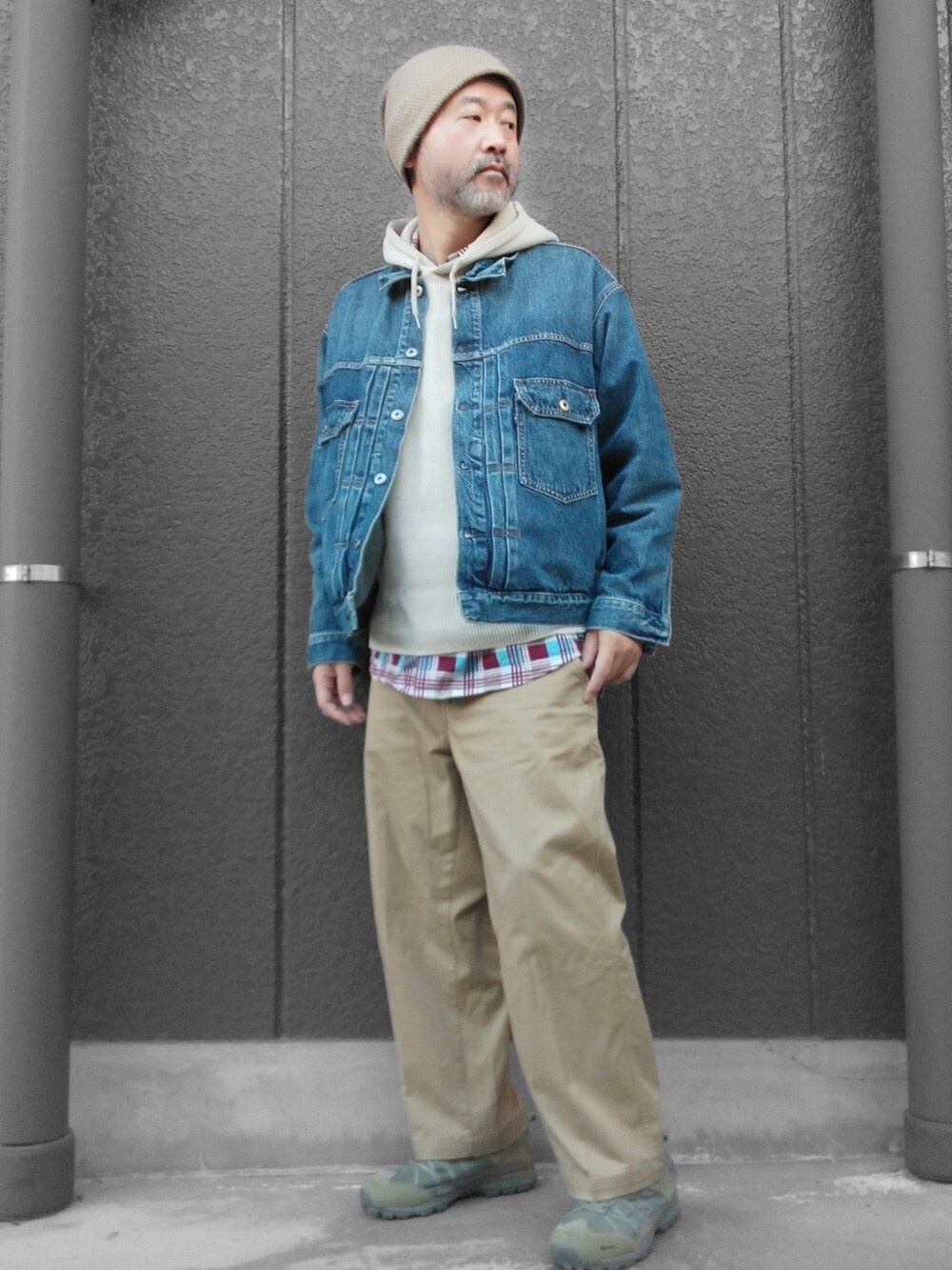 ベージュ系のチノパンツ、ベージュ系のパーカー、ブルー系のデニムジャケットを着用したメンズの冬コーディネートの2枚目の写真