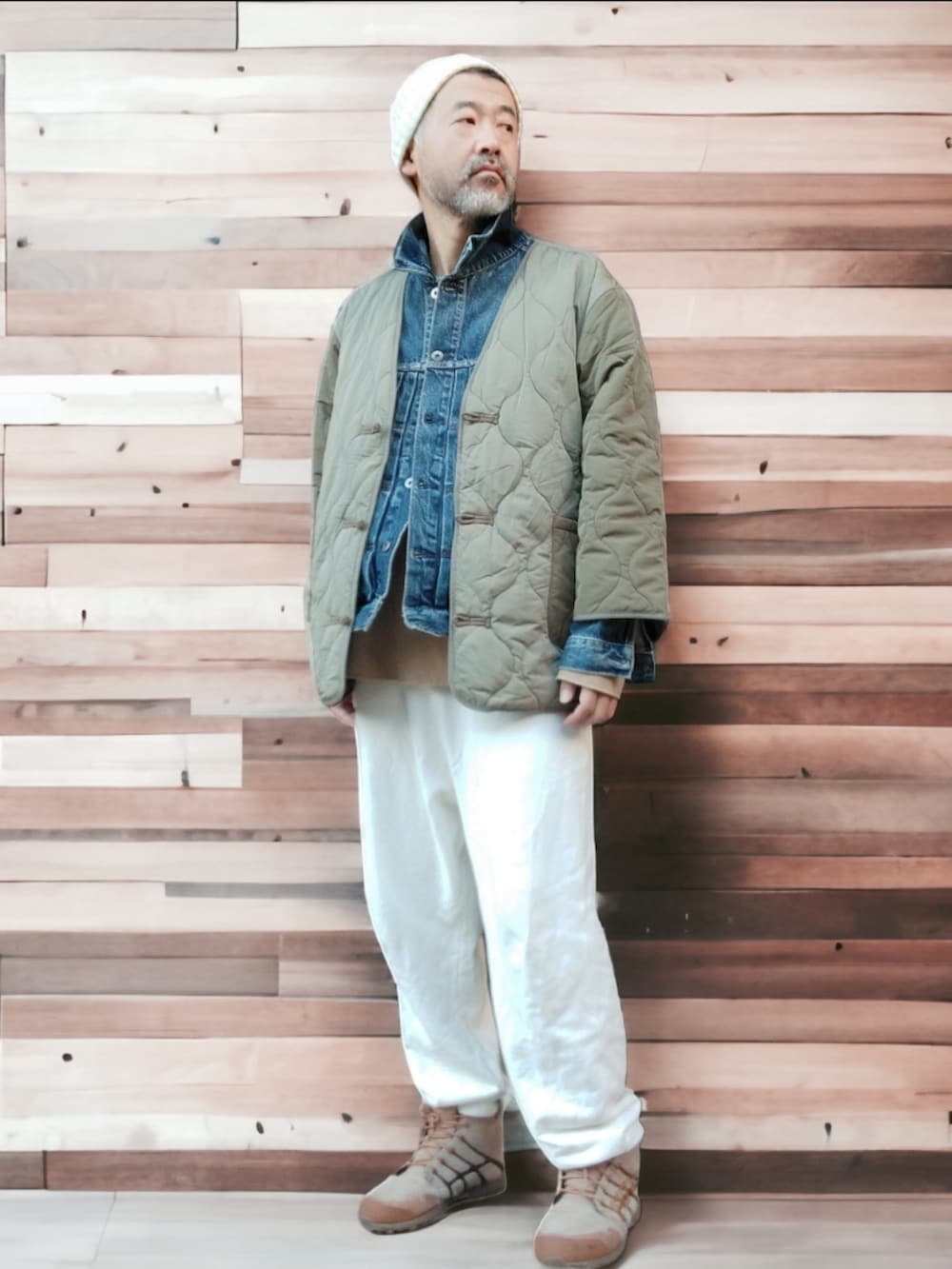 ブルー系のデニムジャケット、グリーン系のジャケット/アウター、ホワイト系のスウェットパンツを着用したメンズの秋コーディネートの2枚目の写真