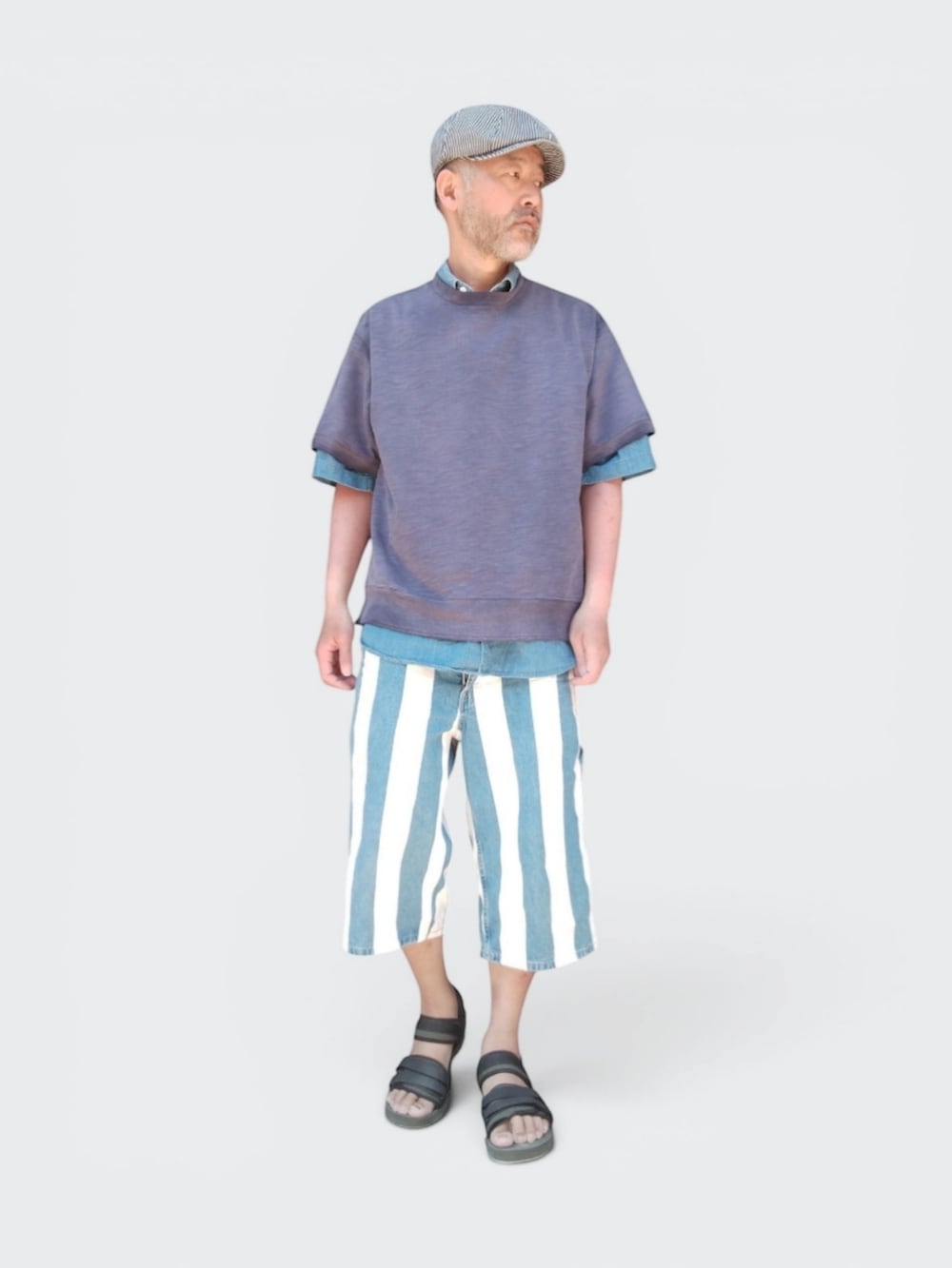 グリーン系のサンダル、ブルー系のパンツ、パープル系のTシャツ/カットソーを着用したメンズの春コーディネートの3枚目の写真