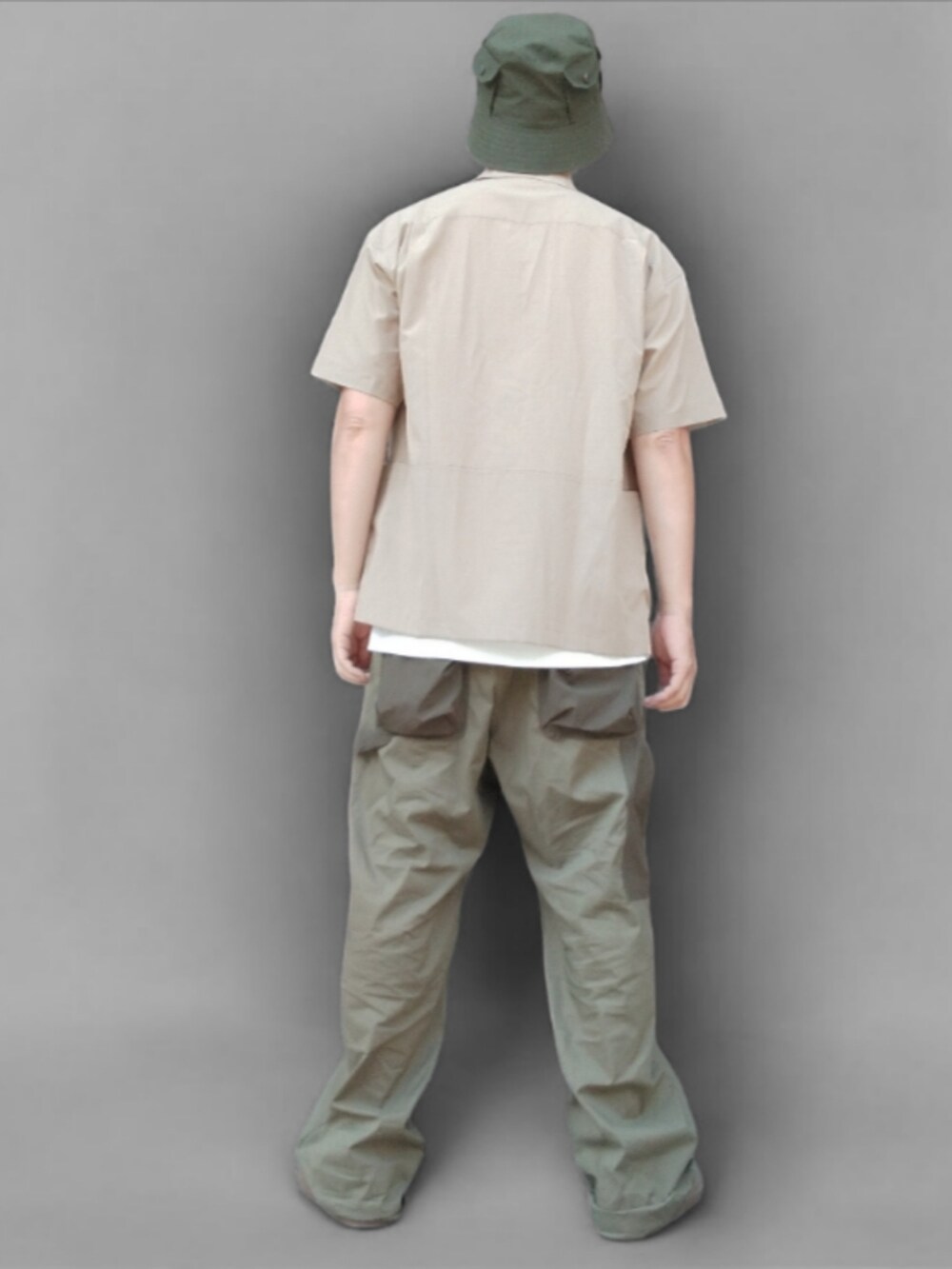 ベージュ系のシャツ/ブラウス、グレー系のTシャツ/カットソー、グリーン系のスニーカーを着用したメンズの夏コーディネートの5枚目の写真