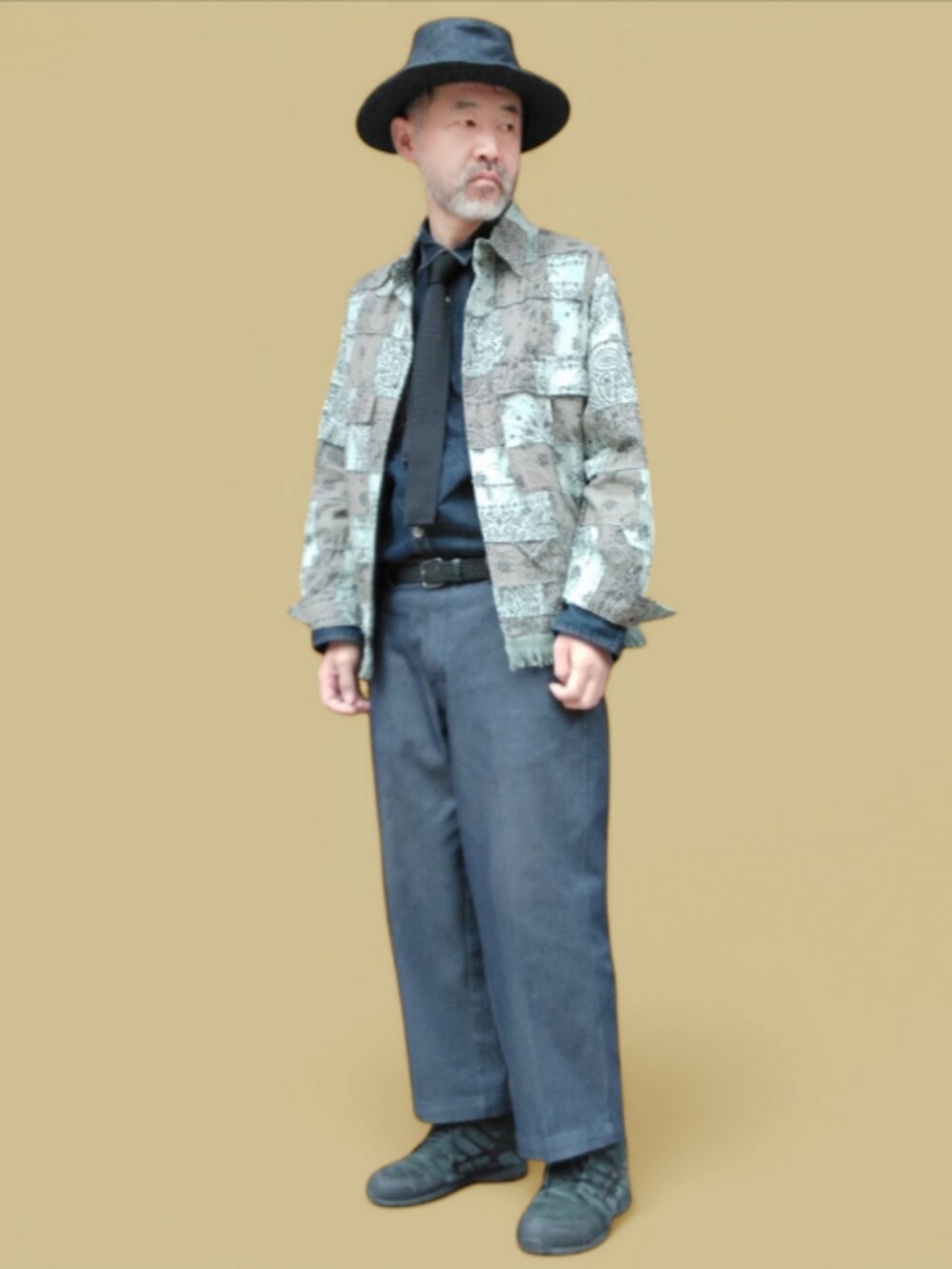 ブルー系のその他パンツ、ブラック系のスニーカー、その他のシャツ/ブラウスを着用したメンズの冬コーディネートの4枚目の写真