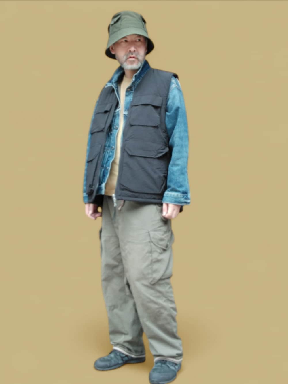 グリーン系のカーゴパンツ、ブラック系のスニーカー、ブラック系のその他アウターを着用したメンズの冬コーディネートの2枚目の写真