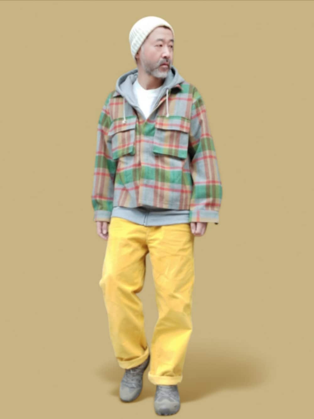 イエロー系のパンツ、グリーン系のスニーカー、グレー系のシャツ/ブラウスを着用したメンズの秋コーディネートの2枚目の写真