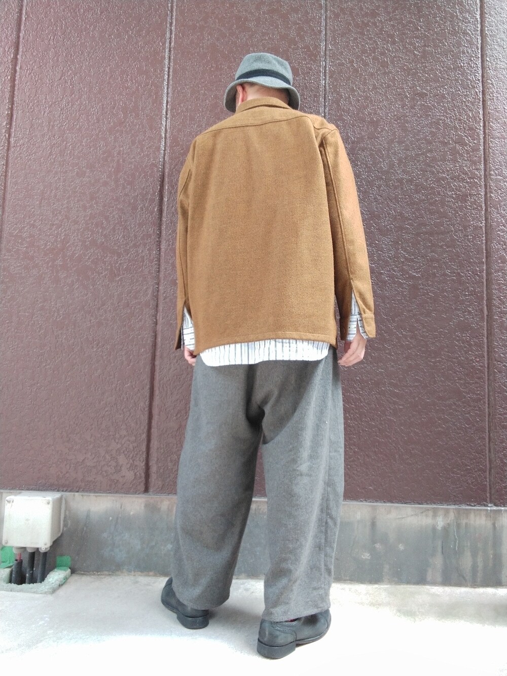 イエロー系のシャツ/ブラウス、グレー系のパンツ、ホワイト系のシャツ/ブラウスを着用したメンズの春コーディネートの3枚目の写真