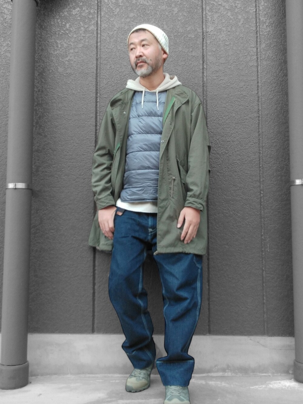 ブルー系のデニムパンツ、グリーン系のスニーカー、グリーン系のモッズコートを着用したメンズの冬コーディネートの3枚目の写真