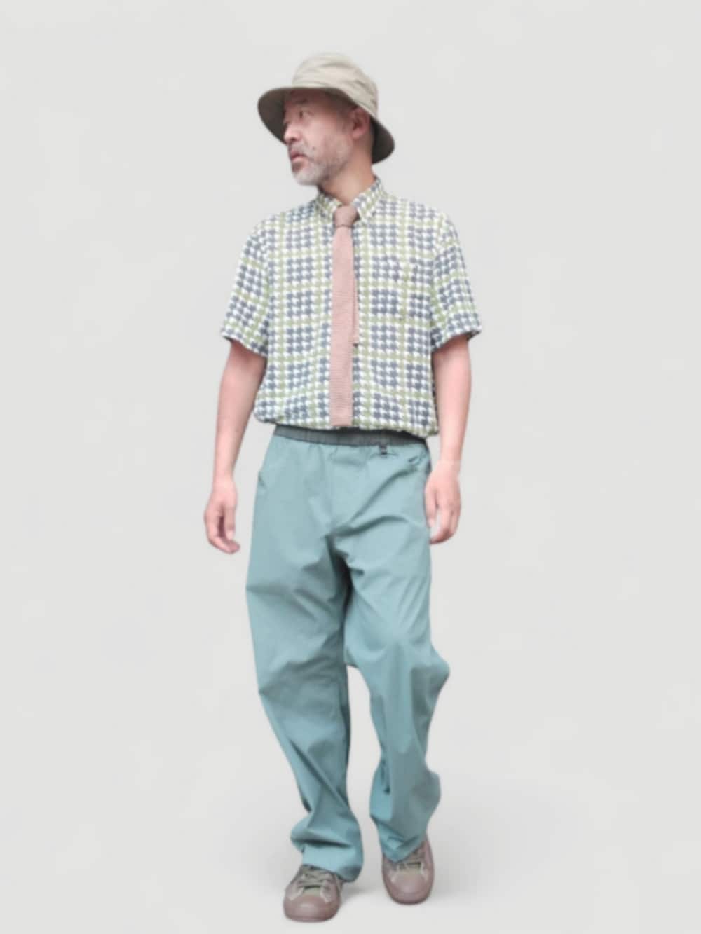 グリーン系のシャツ/ブラウス、グリーン系のパンツ、グリーン系のスニーカーを着用したメンズの秋コーディネートの2枚目の写真