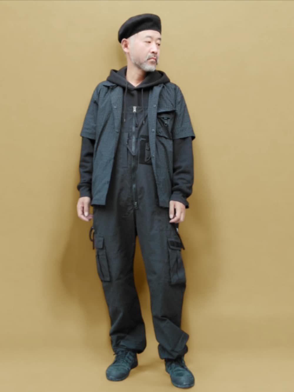 ブラック系のスニーカー、ブラック系のシャツ/ブラウス、ブラック系のパーカーを着用したメンズの秋コーディネートの4枚目の写真