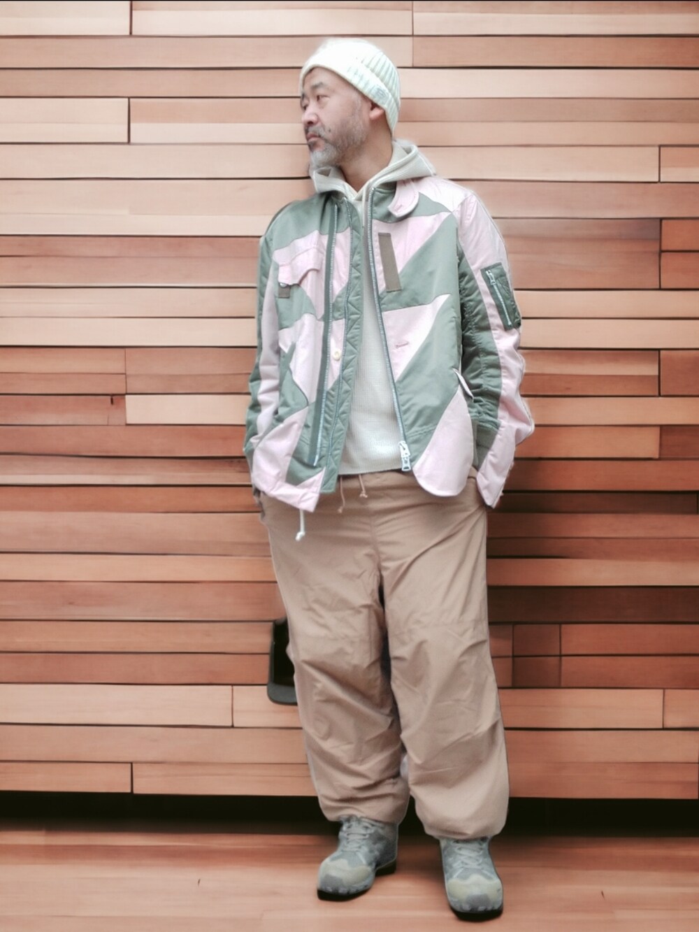 ベージュ系のパンツ、グリーン系のスニーカー、ピンク系のジャケット/アウターを着用したメンズの冬コーディネートの4枚目の写真