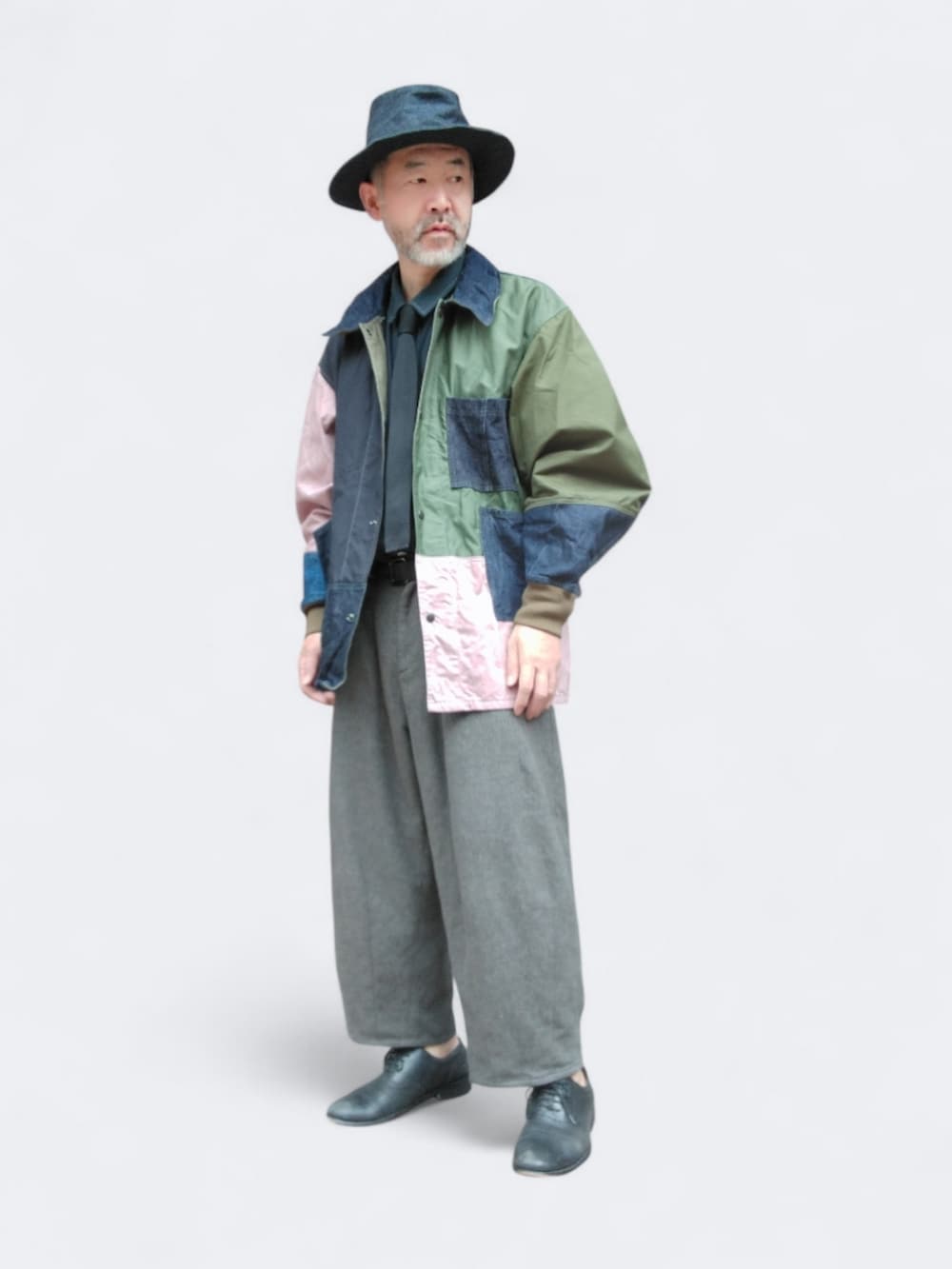 グレー系のパンツ、その他のジャケット/アウター、ブラック系のシャツ/ブラウスを着用したメンズの春コーディネートの4枚目の写真