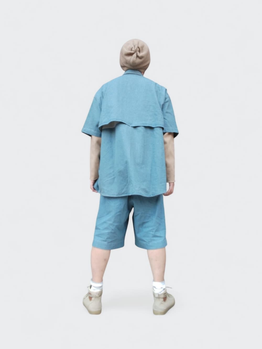 ベージュ系のスニーカー、ブルー系のシャツ/ブラウス、ベージュ系のスウェットを着用したメンズの春コーディネートの5枚目の写真