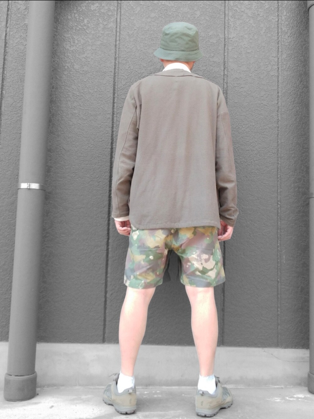 グリーン系のカーディガン/ボレロ、ホワイト系のシャツ/ブラウス、その他のパンツを着用したメンズの春コーディネートの5枚目の写真