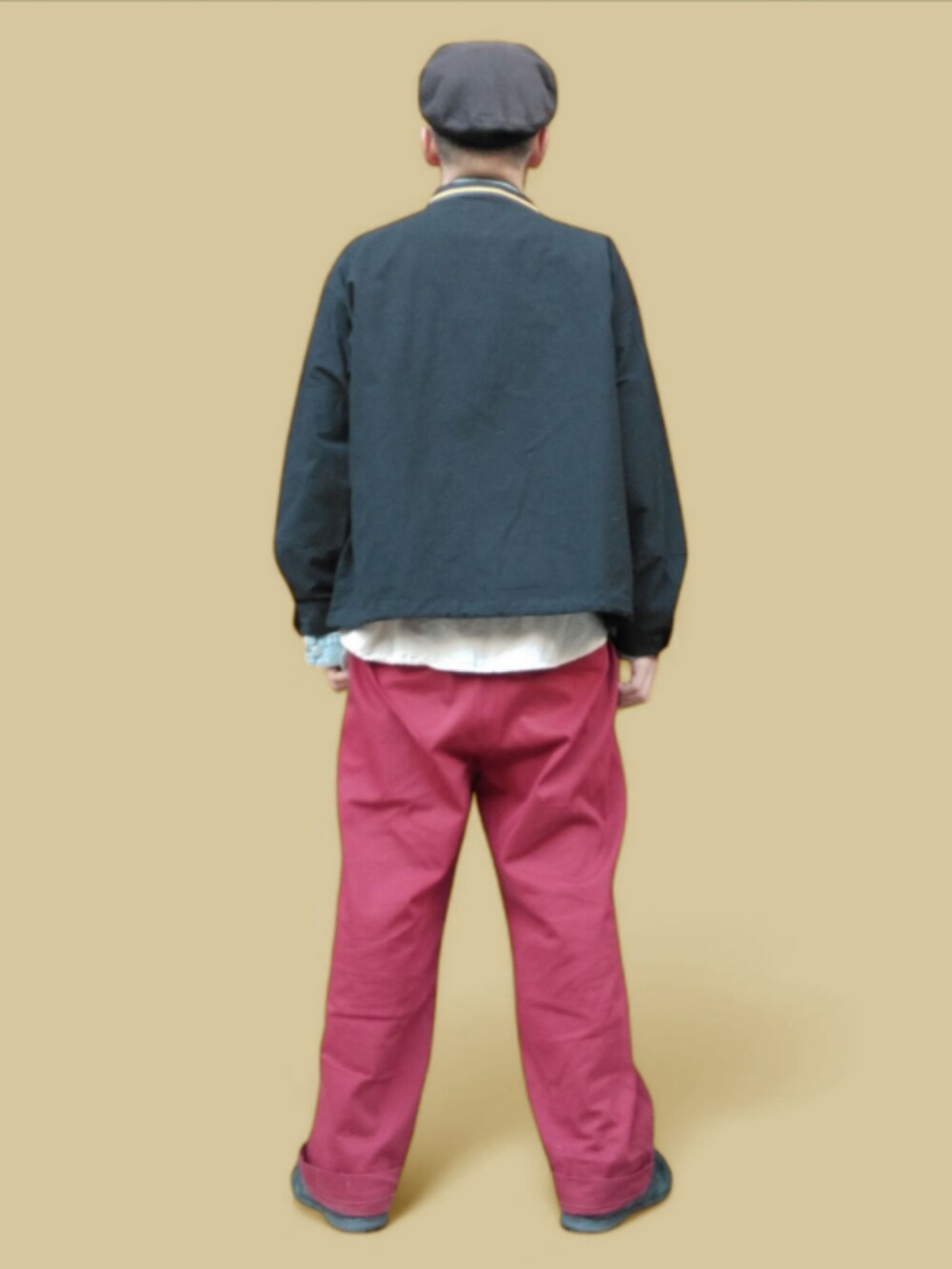 ブラック系のスニーカー、レッド系のチノパンツ、ブルー系のデニムジャケットを着用したメンズの春コーディネートの5枚目の写真