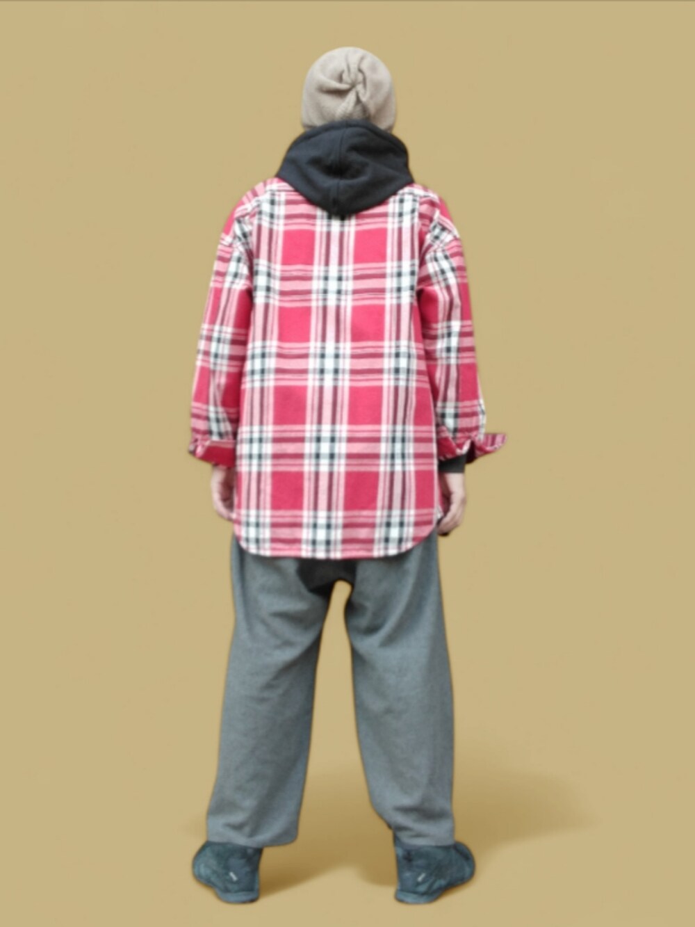 ブラック系のスニーカー、グレー系のパンツ、レッド系のシャツ/ブラウスを着用したメンズの冬コーディネートの5枚目の写真