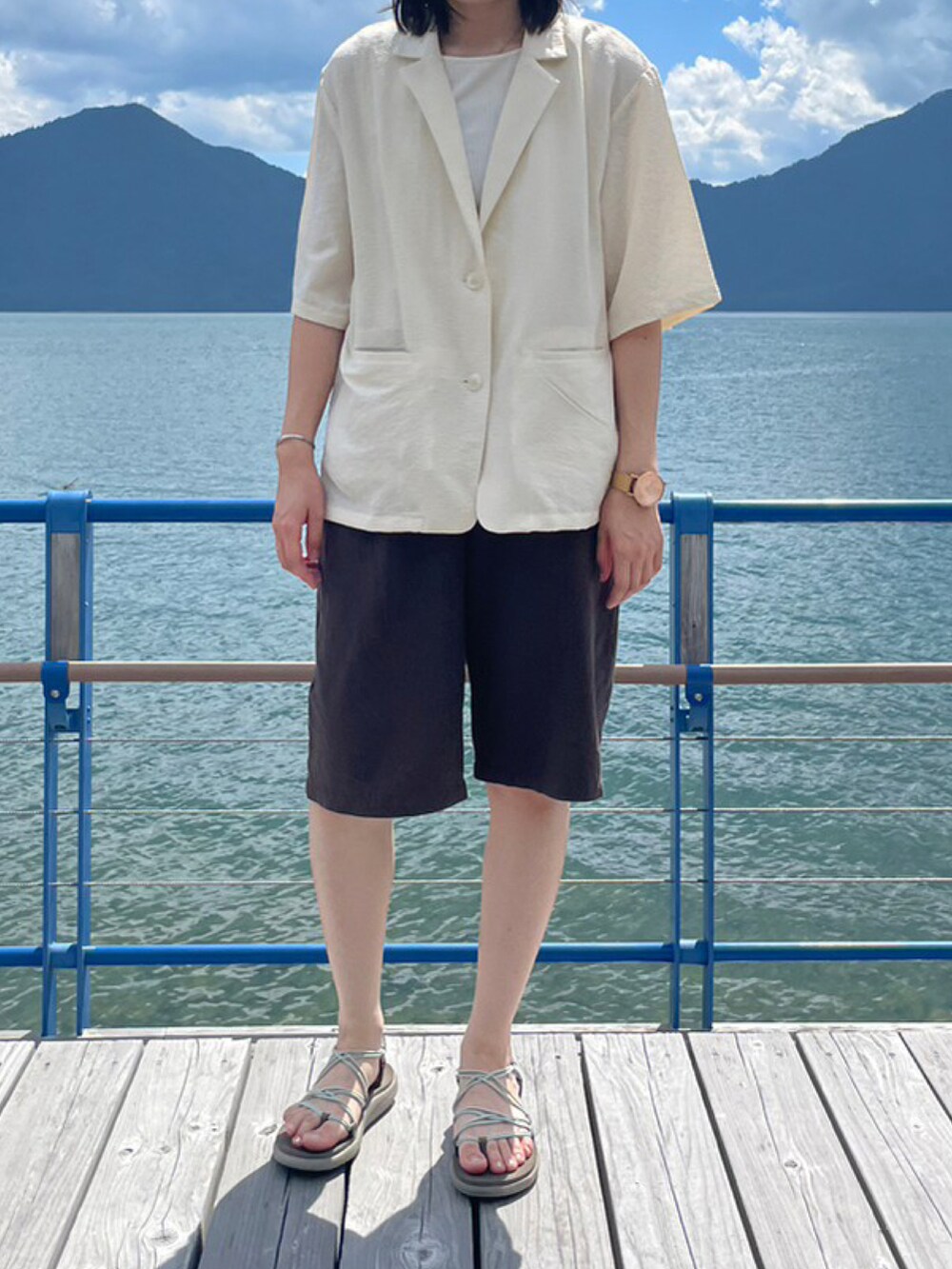 ホワイト系のシャツ/ブラウス、ブラウン系のパンツを着用したレディースの夏コーディネートの2枚目の写真