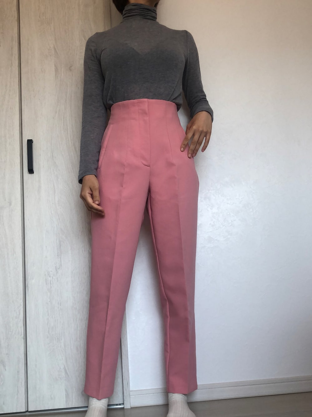 グレー系のTシャツ/カットソー、ピンク系のその他パンツを着用したレディースの春コーディネートの2枚目の写真