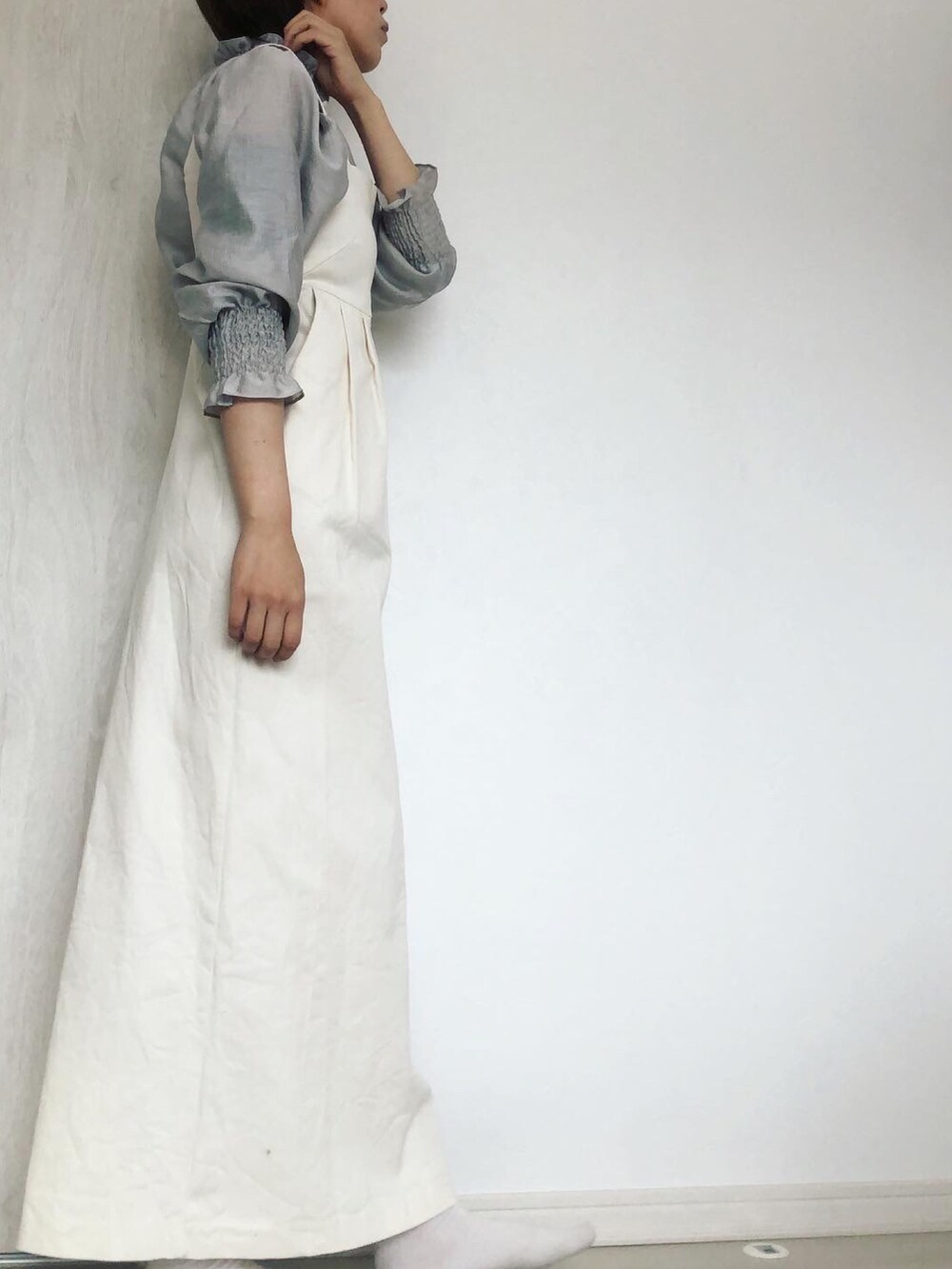 グレー系のシャツ/ブラウス、ホワイト系のデニムスカートを着用したレディースの春コーディネートの2枚目の写真