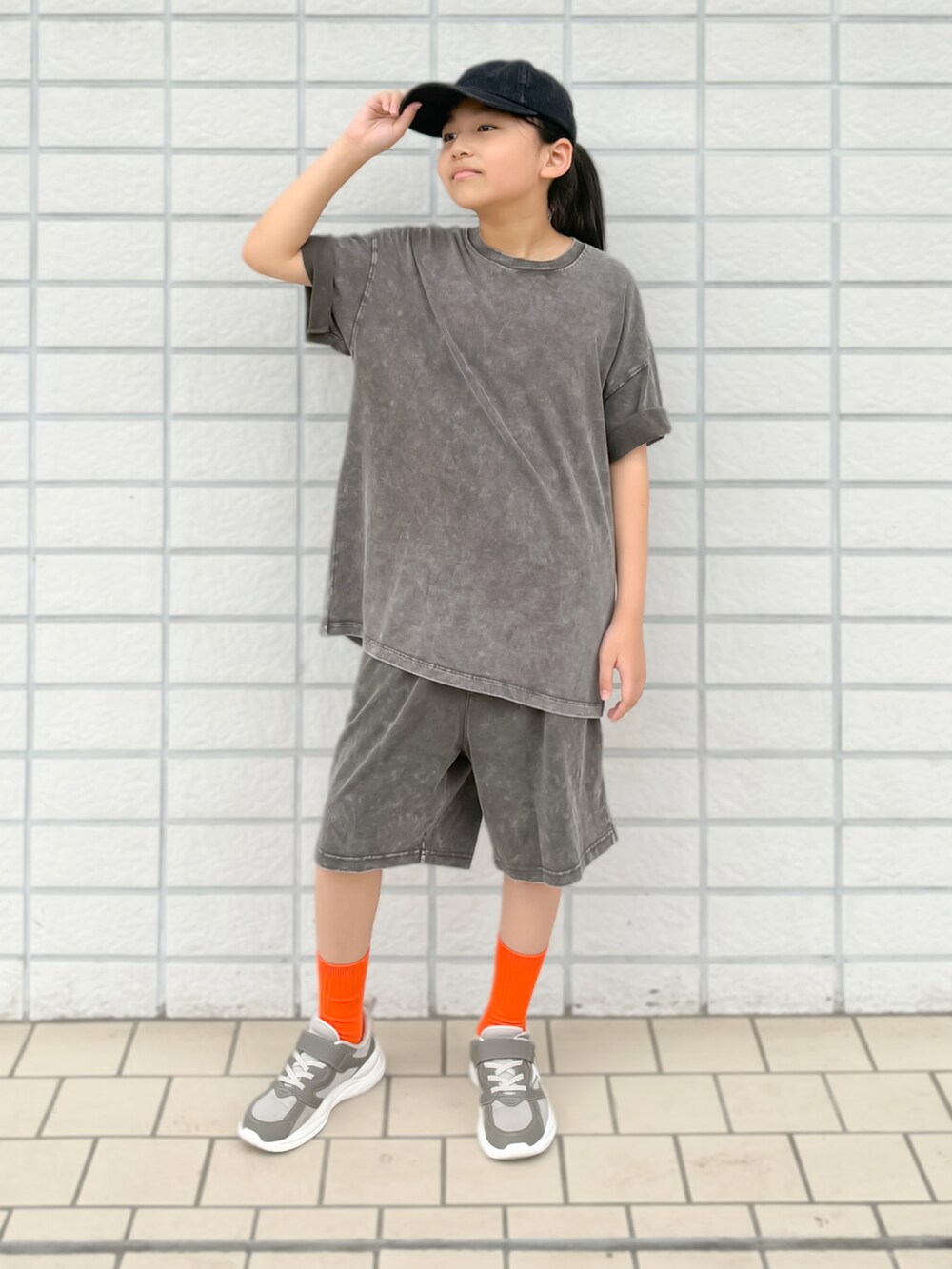 「夏コーデ、休日スタイル、セットアップ、シンプル、キャップ、スニーカー、ハーフパンツ、小学生、9歳、靴下屋、Tシャツ、あんすきっず、プチプラ、夏だ!Tシャツ着よう!」|「瞬足の【別注】< 瞬足 >プラットフォーム スニーカー 19cm-25cm(スニーカー、グレー系)」を使った、TARÖSUKEさん(キッズ・143cm)の夏コーディネートの2枚目の写真