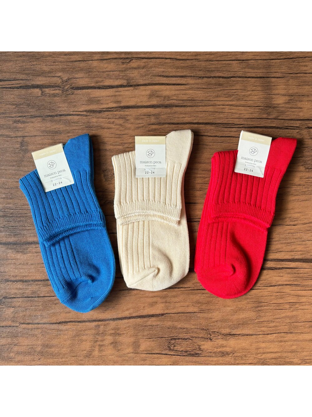 ブルー系のTシャツ/カットソー、ブルー系のカーゴパンツ、グレー系のスニーカーを着用したキッズの冬コーディネートの3枚目の写真