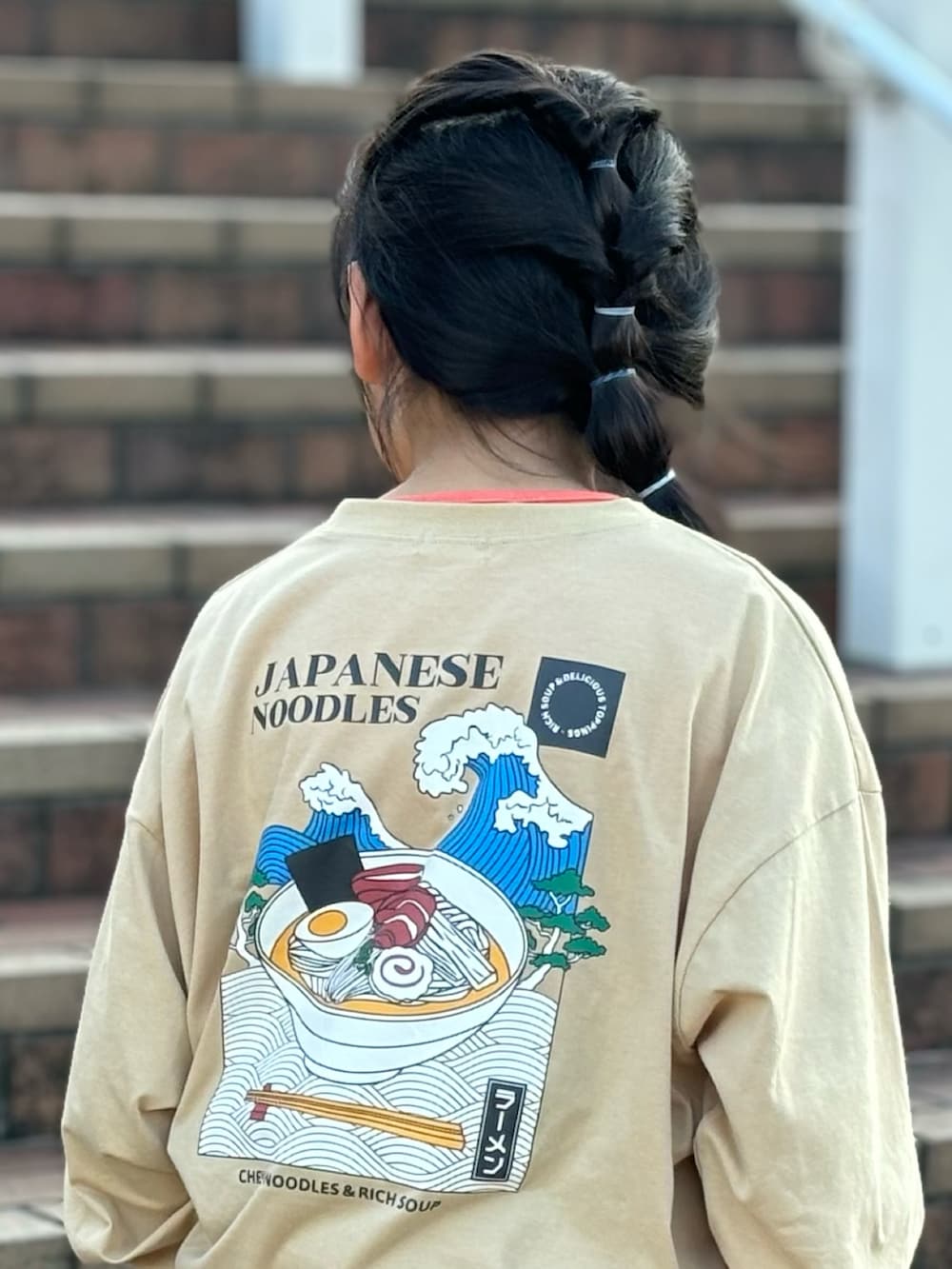 「おでかけコーデ、レイヤードスタイル、デニム、スポーツミックス、秋コーデ、カーゴパンツ、休日スタイル、プチプラ、b.Room、男の子コーデ、キッズファッション、腰巻きスタイル」｜「b・ROOMの【型崩れしないやわらかコットン】WORLD FOOD PRINT長袖Tシャツ（Tシャツ/カットソー、イエロー系）」を使った、TARÖSUKEさん（キッズ・145cm）の秋コーディネートの2枚目の写真