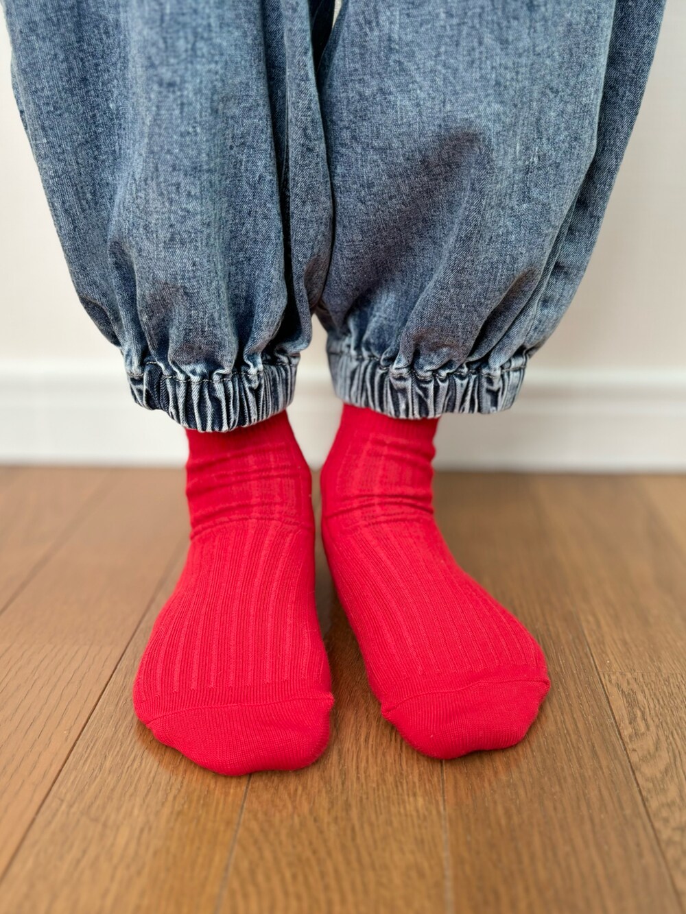 ブルー系のTシャツ/カットソー、ブルー系のカーゴパンツ、グレー系のスニーカーを着用したキッズの冬コーディネートの2枚目の写真