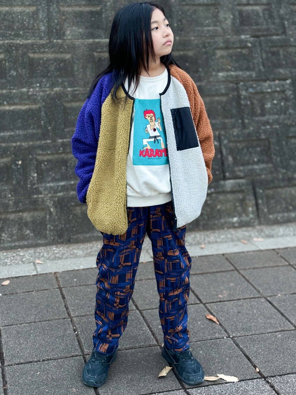 「ストリート、男の子、モコモコアウター、markey's、小学生、むすこーで、キッズ、キッズファッション、冬アウター、冬コーデ、休日スタイル、お出かけコーデ、秋冬コーデ」｜「MARKEY'Sの【MIRACLE-KUN/ミラクルくん】別注プリントトレーナー（80～150cm）（スウェット、ホワイト系）」を使った、TARÖSUKEさん（キッズ・140cm）の冬コーディネートの2枚目の写真