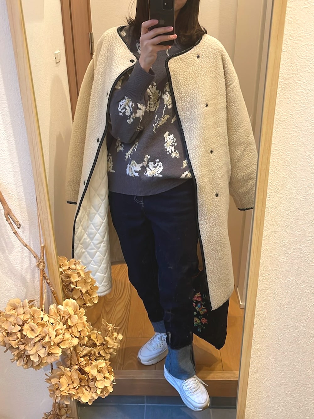 「ボアコート、オーバーサイズ、高身長女子、高身長コーデ、FEILER、厚底シューズ、デニムパンツ」｜「Ball&Chainのアイテム（バッグ、ブラック系）」を使った、KENIIさん（レディース・167cm）の冬コーディネートの3枚目の写真