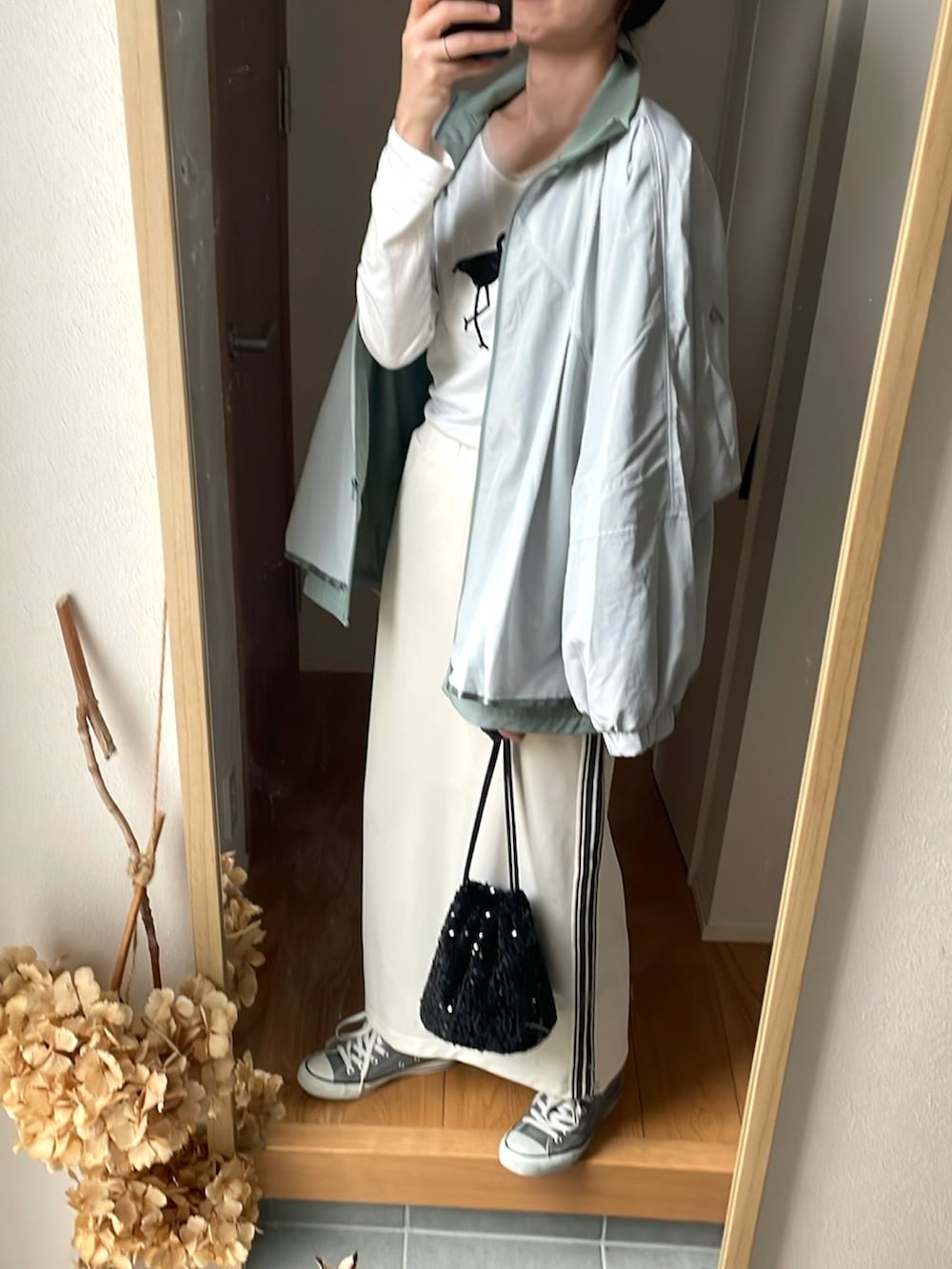 「春ファッション、きれいめカジュアル、Iラインスカート、オーバーサイズ、スポーツミックス、ハイカットスニーカー、淡色コーデ、高身長女子、高身長コーデ、着回しコーデ、スパンコールバック」｜「aristellaのアイテム（バッグ、ブラック系）」を使った、KENIIさん（レディース・167cm）の春コーディネートの2枚目の写真