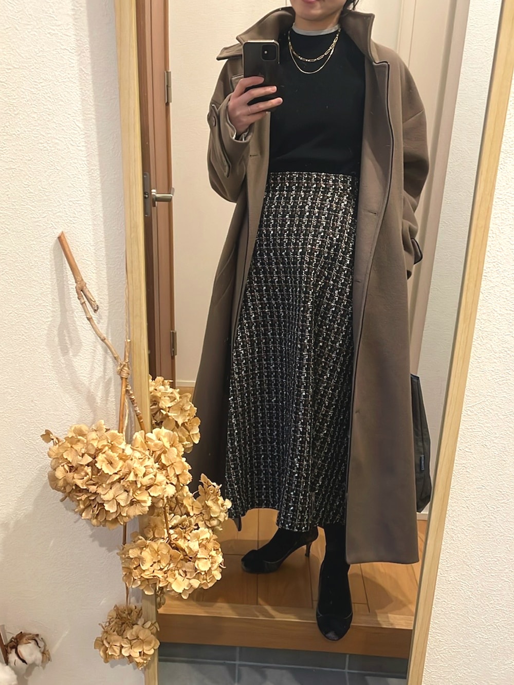 「きれいめカジュアル、キレイめ、ロングスカート、フレアスカート、パンプス、ロングコート、きれいめコーディネート、お仕事コーデ、高身長女子、高身長コーデ」｜「しまむらのアイテム（ニット/セーター、ブラック系）」を使った、KENIIさん（レディース・167cm）の冬コーディネートの2枚目の写真