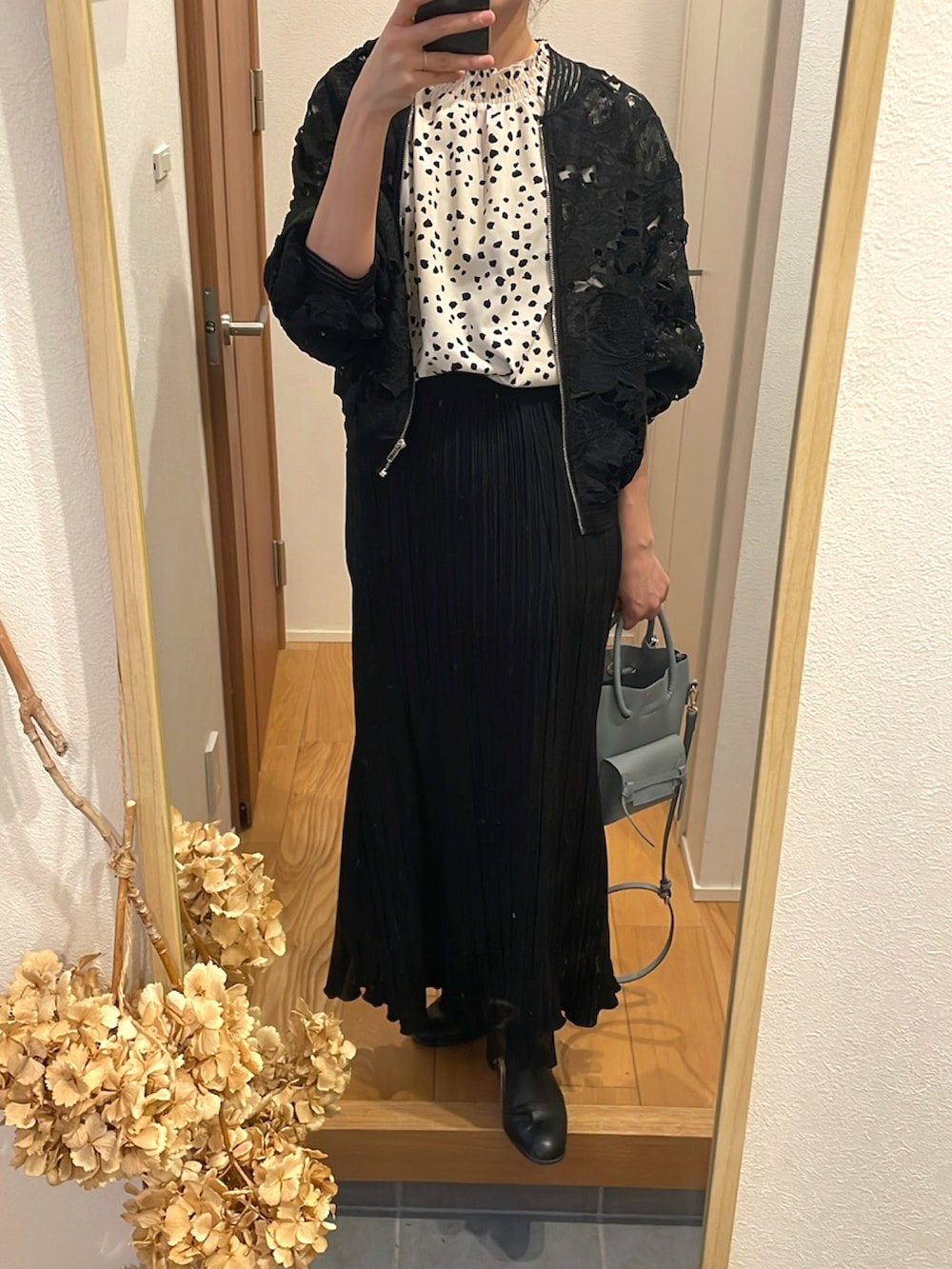 「秋っぽコーデ更新中、モノトーン、モノトーンコーデ、ダルメシアン柄、プリーツスカート、ロングスカート、ショートブーツ、レースブルゾン、レース、高身長女子、高身長コーデ」｜「Lumierのアイテム（ブルゾン、ブラック系）」を使った、KENIIさん（レディース・167cm）の秋コーディネートの2枚目の写真