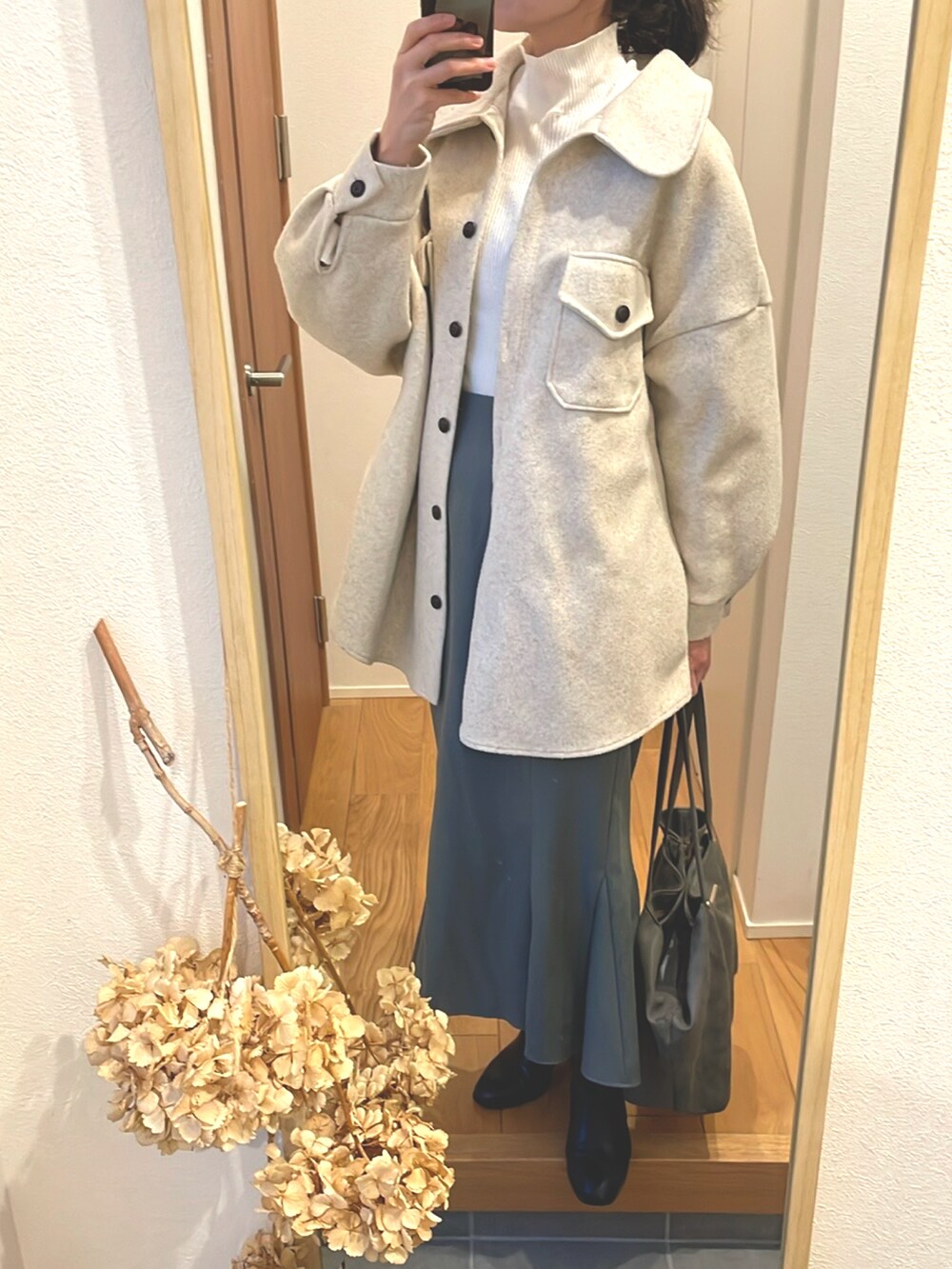 「大人カジュアル、カジュアルコーデ、きれいめカジュアル、高身長女子、ビッグシルエット、キレイめコーデ、GRL、マーメイドスカート、高身長コーデ、淡色コーデ」｜「DHOLICのベルトSETオーバーシャツジャケット（その他アウター、ホワイト系）」を使った、KENIIさん（レディース・167cm）の冬コーディネートの2枚目の写真