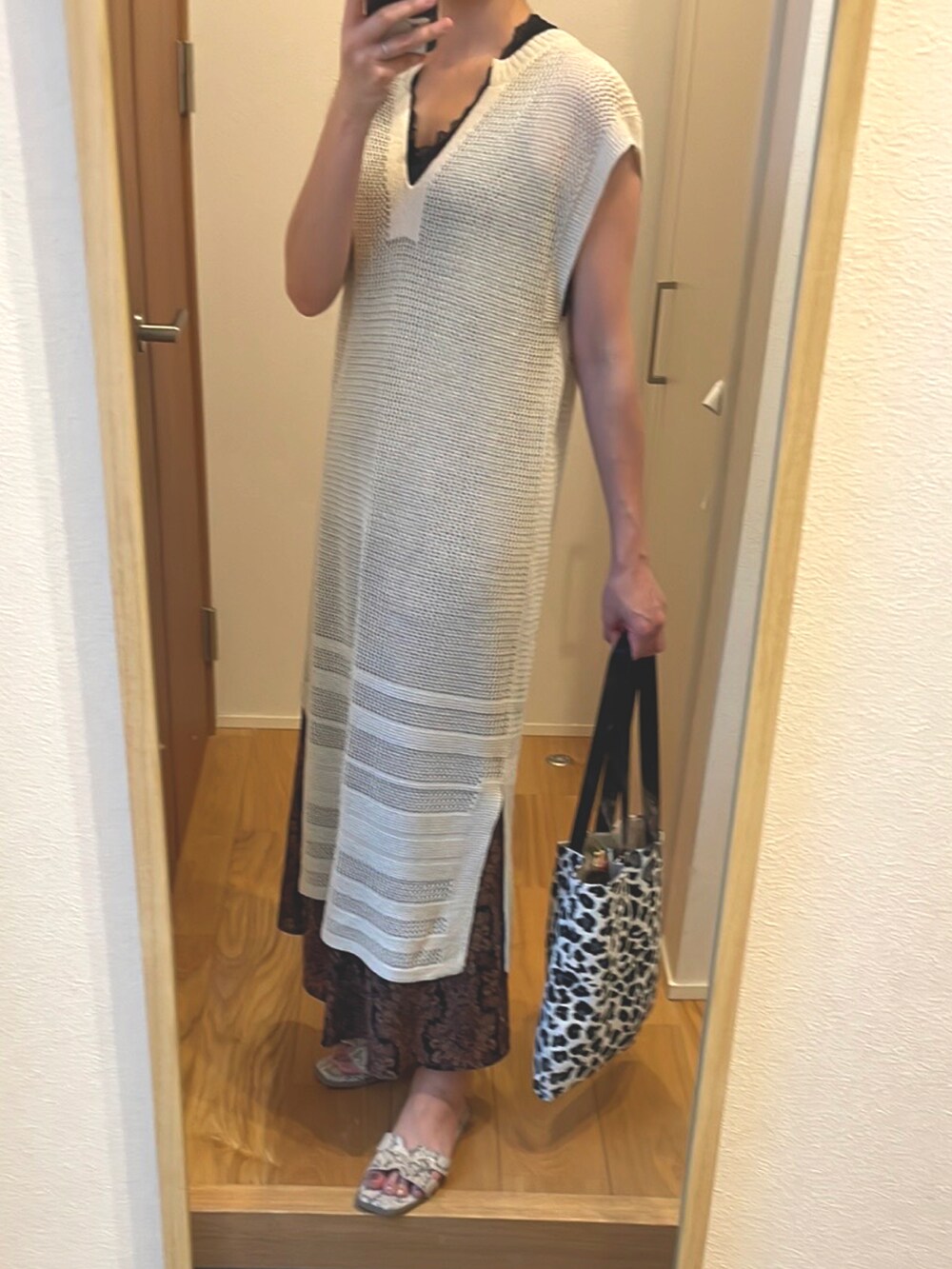 ベージュ系のワンピース/ドレス、その他のトートバッグ、ブラック系のスカートを着用したレディースの夏コーディネートの2枚目の写真