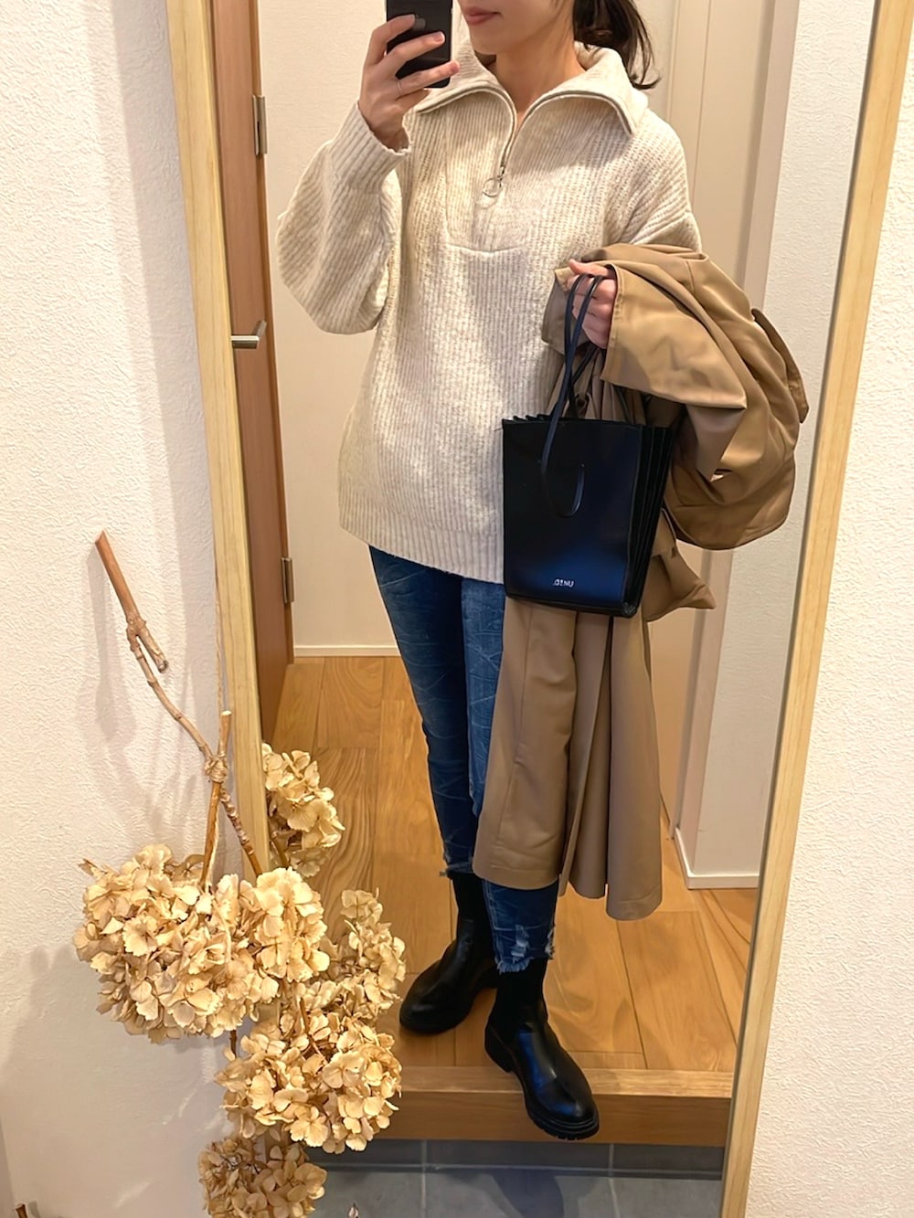 「オトナカジュアル、カジュアルコーデ、きれいめカジュアル、ブーツイン、デニム、高身長女子、高身長コーデ、きれいめコーディネート」｜「しまむらのアイテム（ニット/セーター、ホワイト系）」を使った、KENIIさん（レディース・167cm）の冬コーディネートの4枚目の写真
