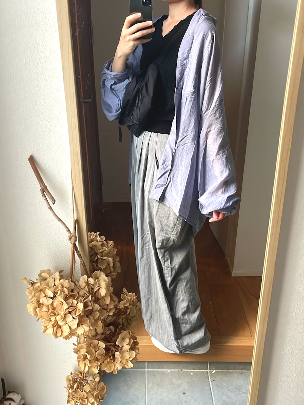 「スポーツミックス、厚底シューズ、NIKE AIR MAX、ナイキスニーカー、ワイドパンツ、シースルー、秋服コーデ、カジュアルコーデ、着回しコーデ、パンツスタイル、キレイめカジュアル、高身長女子、高身長コーデ、ラフコーデ、adidas」｜「select MOCAの2022 SS シアーポプリンブザム切替えバンドカラーブラウス（シャツ/ブラウス、パープル系）」を使った、KENIIさん（レディース・167cm）の秋コーディネートの3枚目の写真